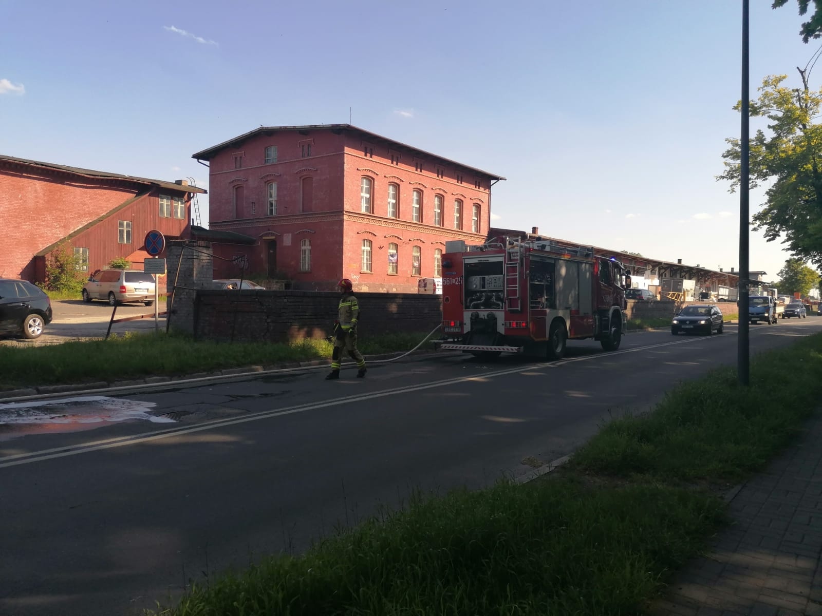 Zdjęcie w galerii na portalu naszraciborz.pl: Volkswagen Passat stanął w płomieniach na Kolejowej [FOTO i WIDEO] wiadomości z regionu