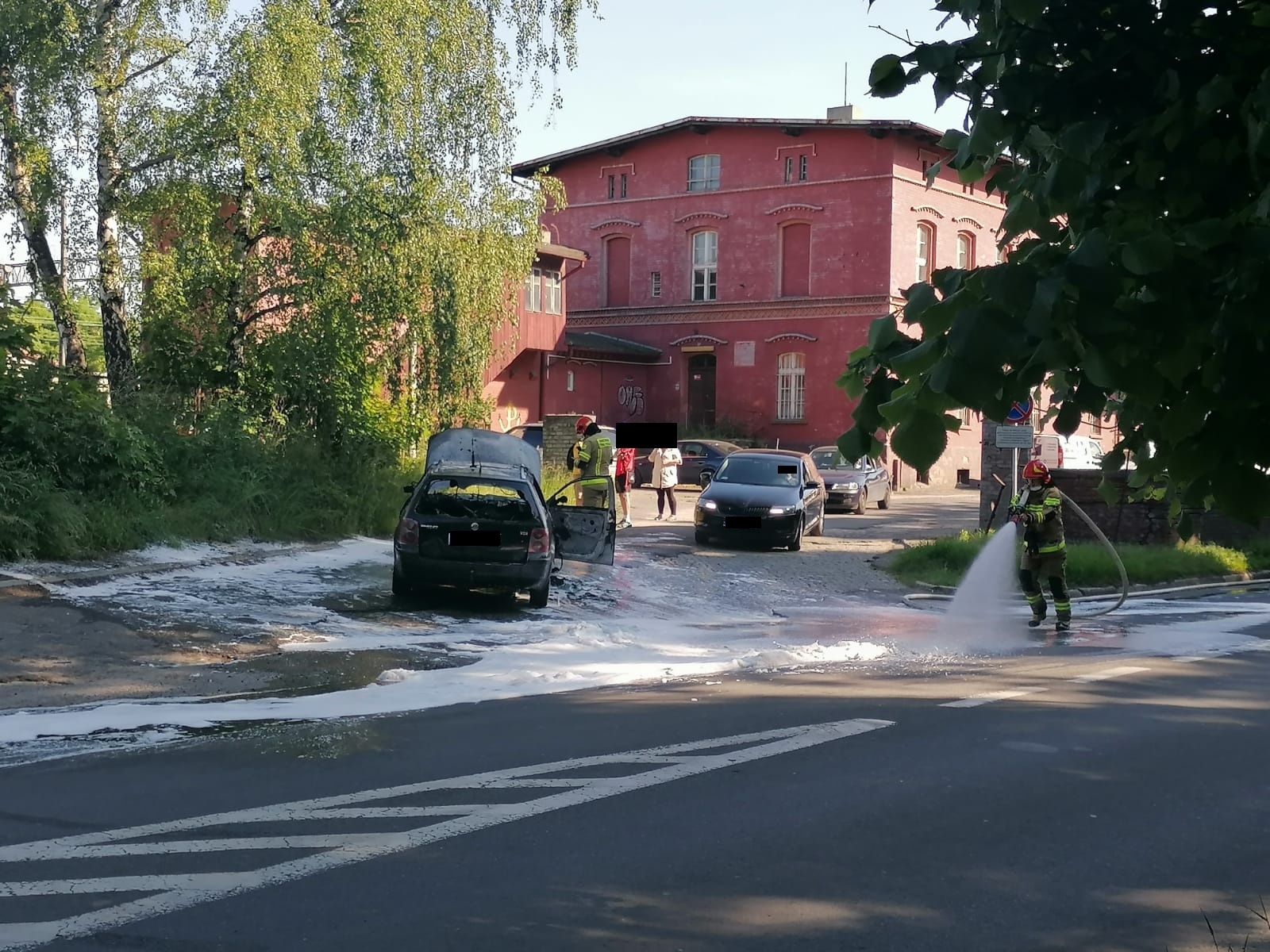 Zdjęcie w galerii na portalu naszraciborz.pl: Volkswagen Passat stanął w płomieniach na Kolejowej [FOTO i WIDEO] wiadomości z regionu
