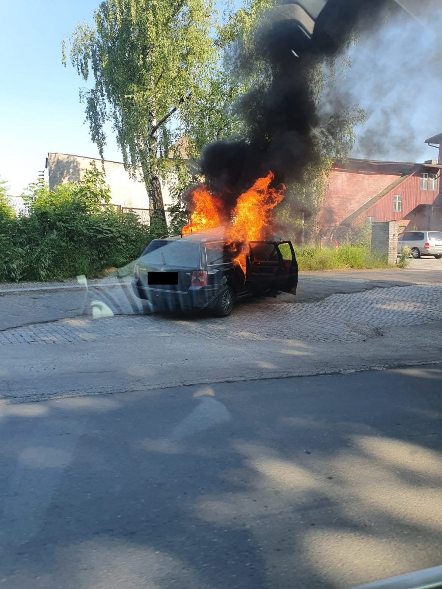 Zdjęcie w galerii na portalu naszraciborz.pl: Volkswagen Passat stanął w płomieniach na Kolejowej [FOTO i WIDEO] wiadomości z regionu