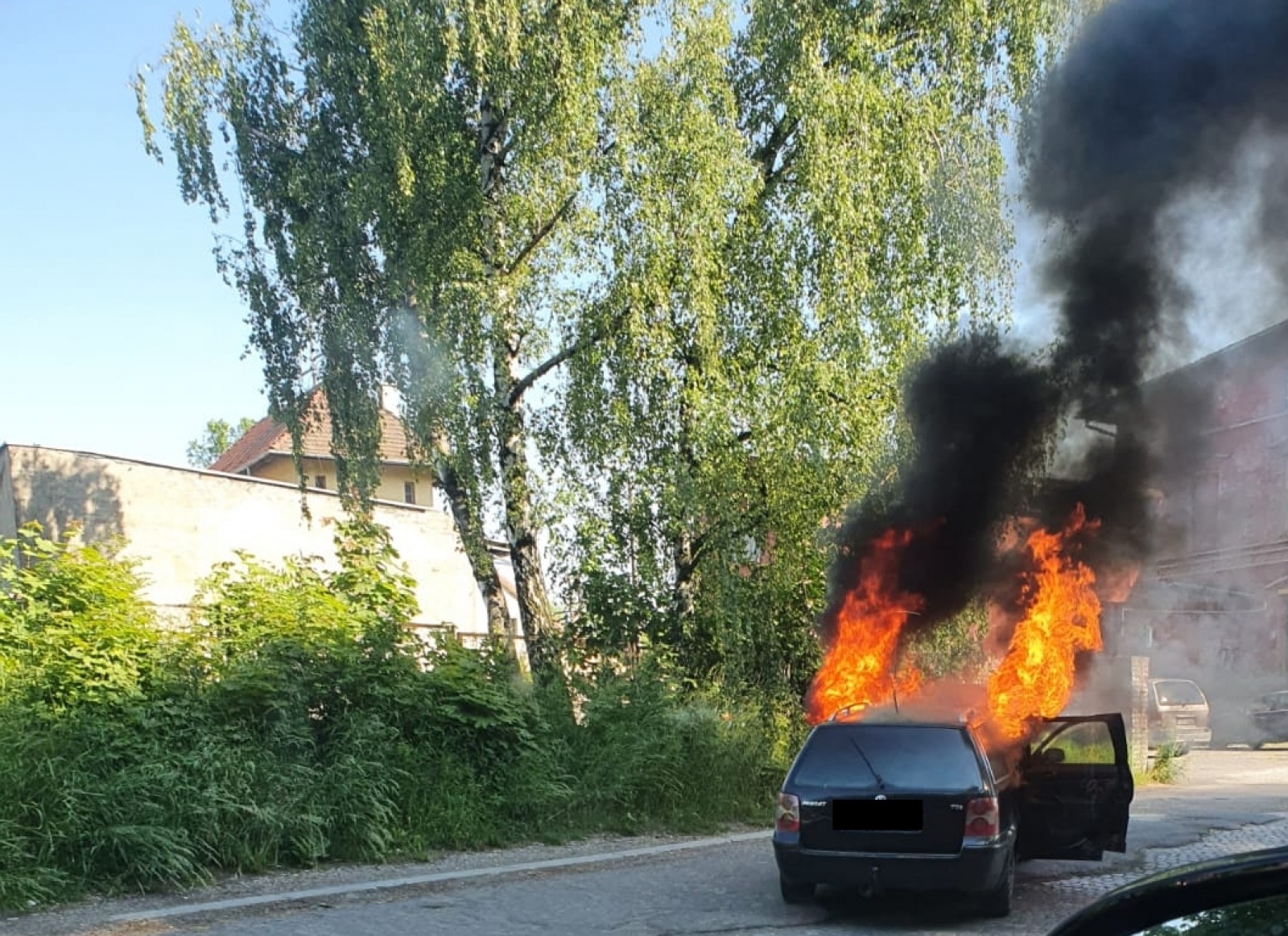 Zdjęcie w galerii na portalu naszraciborz.pl: Volkswagen Passat stanął w płomieniach na Kolejowej [FOTO i WIDEO] wiadomości z regionu