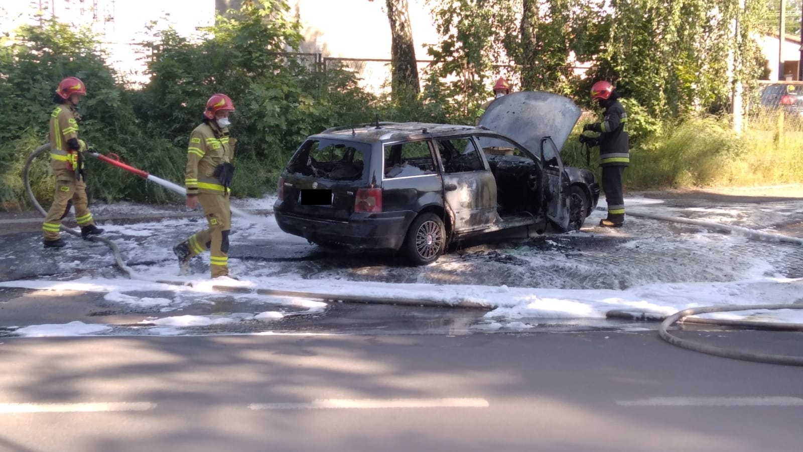 Zdjęcie w galerii na portalu naszraciborz.pl: Volkswagen Passat stanął w płomieniach na Kolejowej [FOTO i WIDEO] wiadomości z regionu