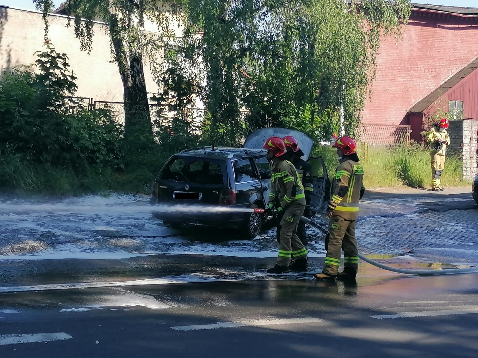 Zdjęcie w galerii na portalu naszraciborz.pl: Volkswagen Passat stanął w płomieniach na Kolejowej [FOTO i WIDEO] wiadomości z regionu