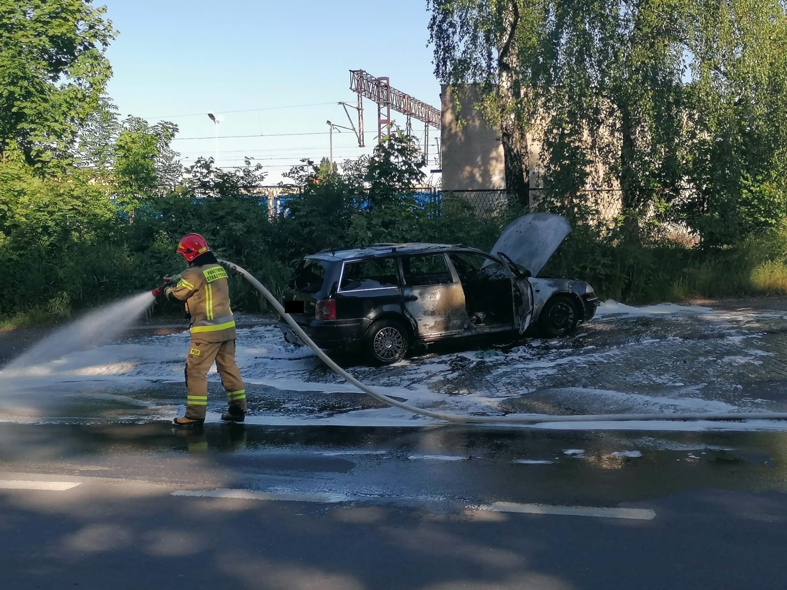 Zdjęcie w galerii na portalu naszraciborz.pl: Volkswagen Passat stanął w płomieniach na Kolejowej [FOTO i WIDEO] wiadomości z regionu