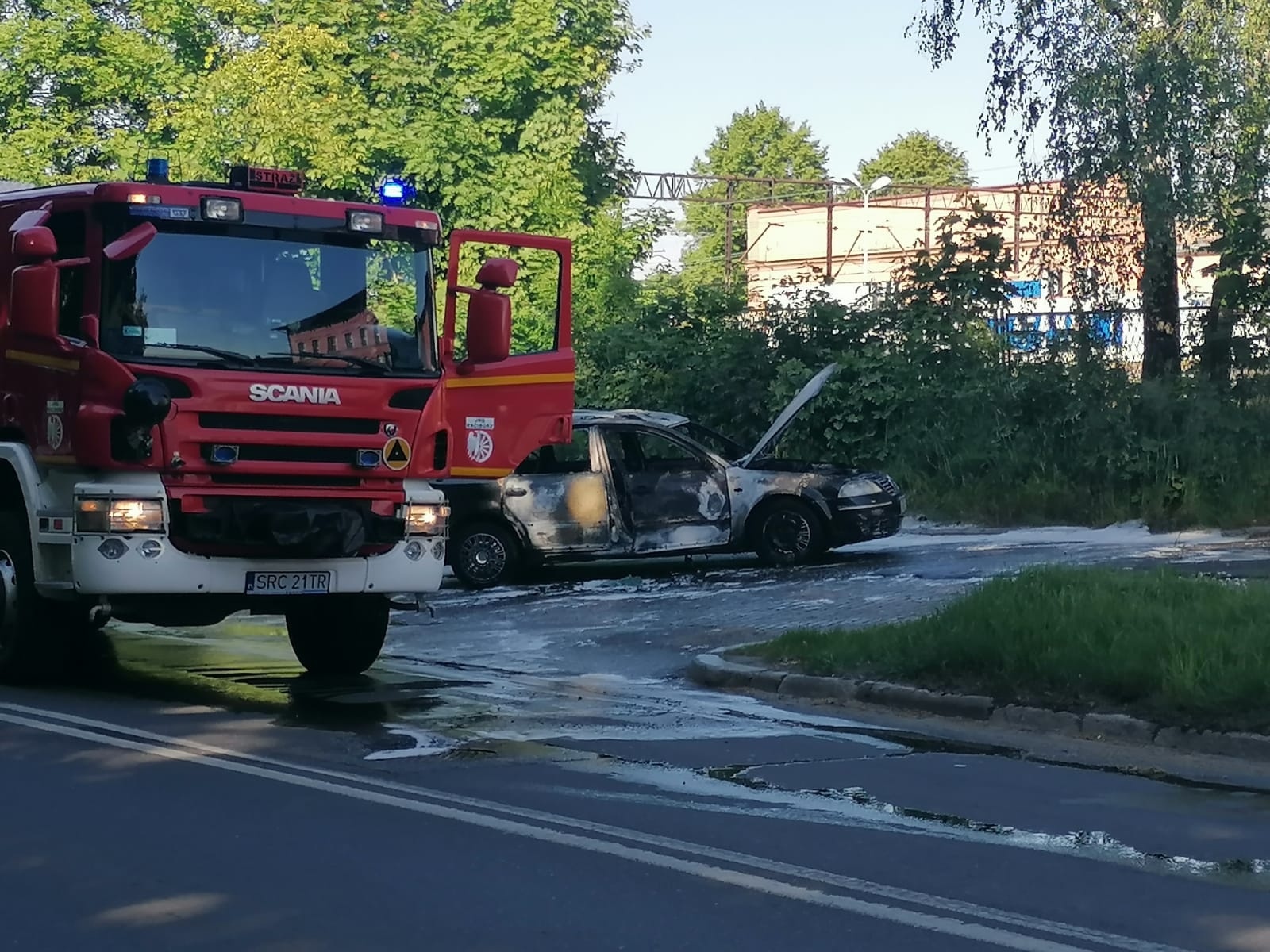 Zdjęcie w galerii na portalu naszraciborz.pl: Volkswagen Passat stanął w płomieniach na Kolejowej [FOTO i WIDEO] wiadomości z regionu