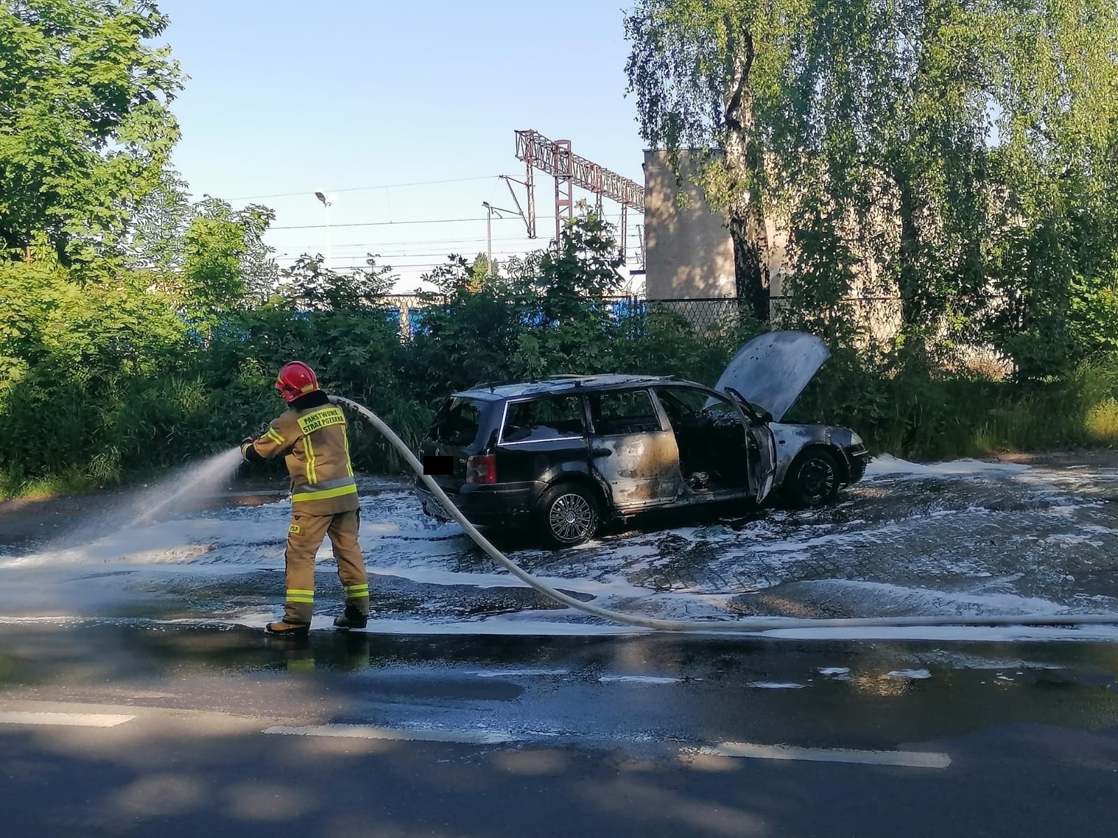 Zdjęcie w galerii na portalu naszraciborz.pl: Volkswagen Passat stanął w płomieniach na Kolejowej [FOTO i WIDEO] wiadomości z regionu