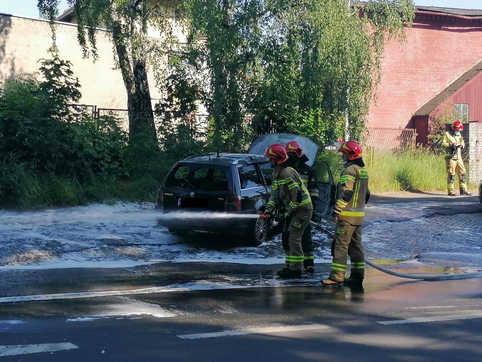 Zdjęcie w galerii na portalu naszraciborz.pl: Volkswagen Passat stanął w płomieniach na Kolejowej [FOTO i WIDEO] wiadomości z regionu
