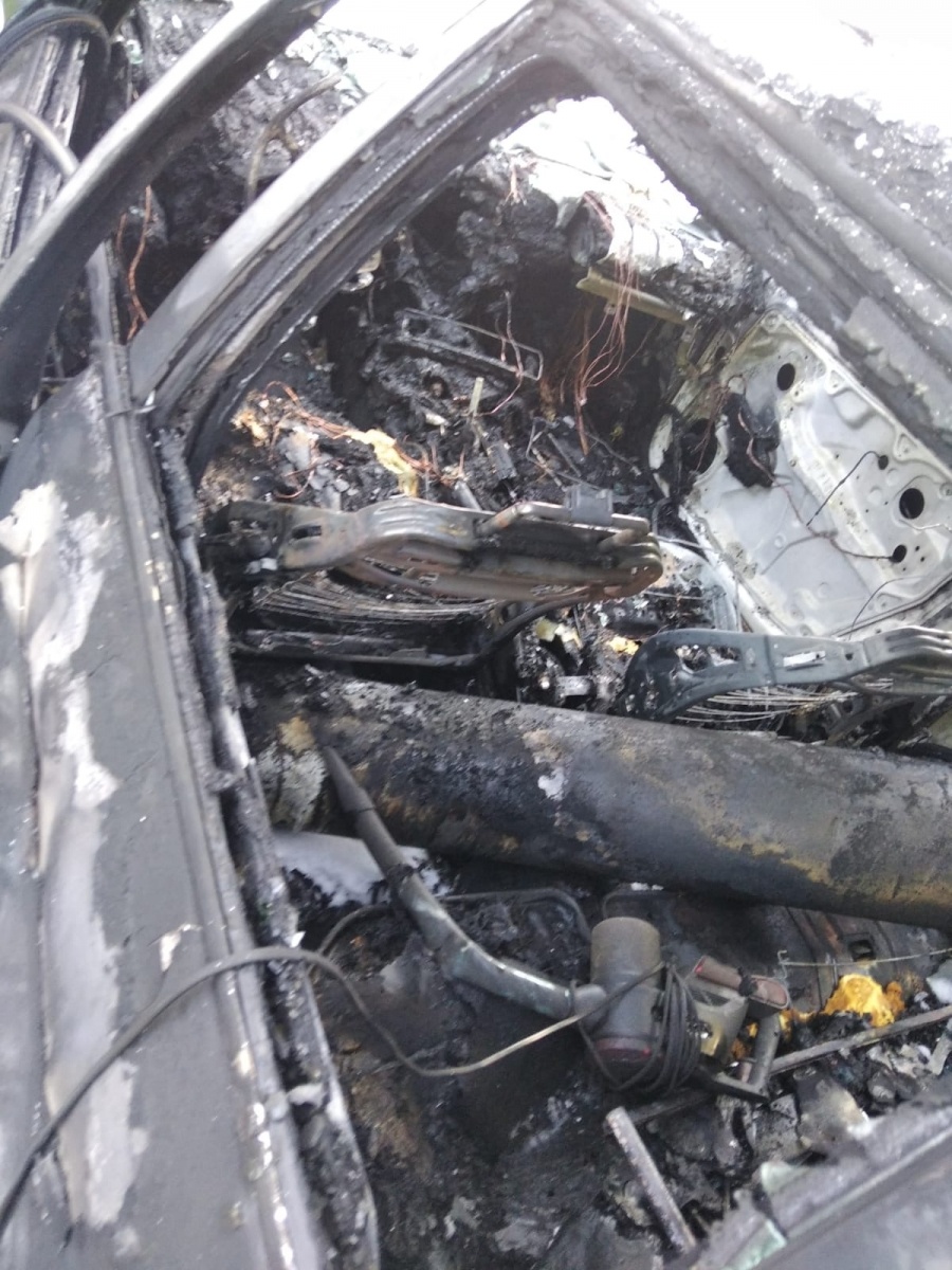 Zdjęcie w galerii na portalu naszraciborz.pl: Volkswagen Passat stanął w płomieniach na Kolejowej [FOTO i WIDEO] wiadomości z regionu