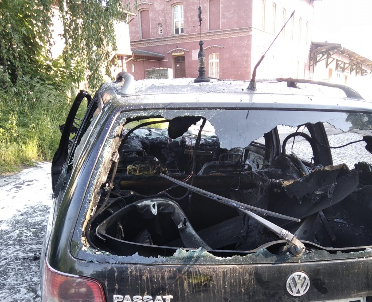 Zdjęcie w galerii na portalu naszraciborz.pl: Volkswagen Passat stanął w płomieniach na Kolejowej [FOTO i WIDEO] wiadomości z regionu