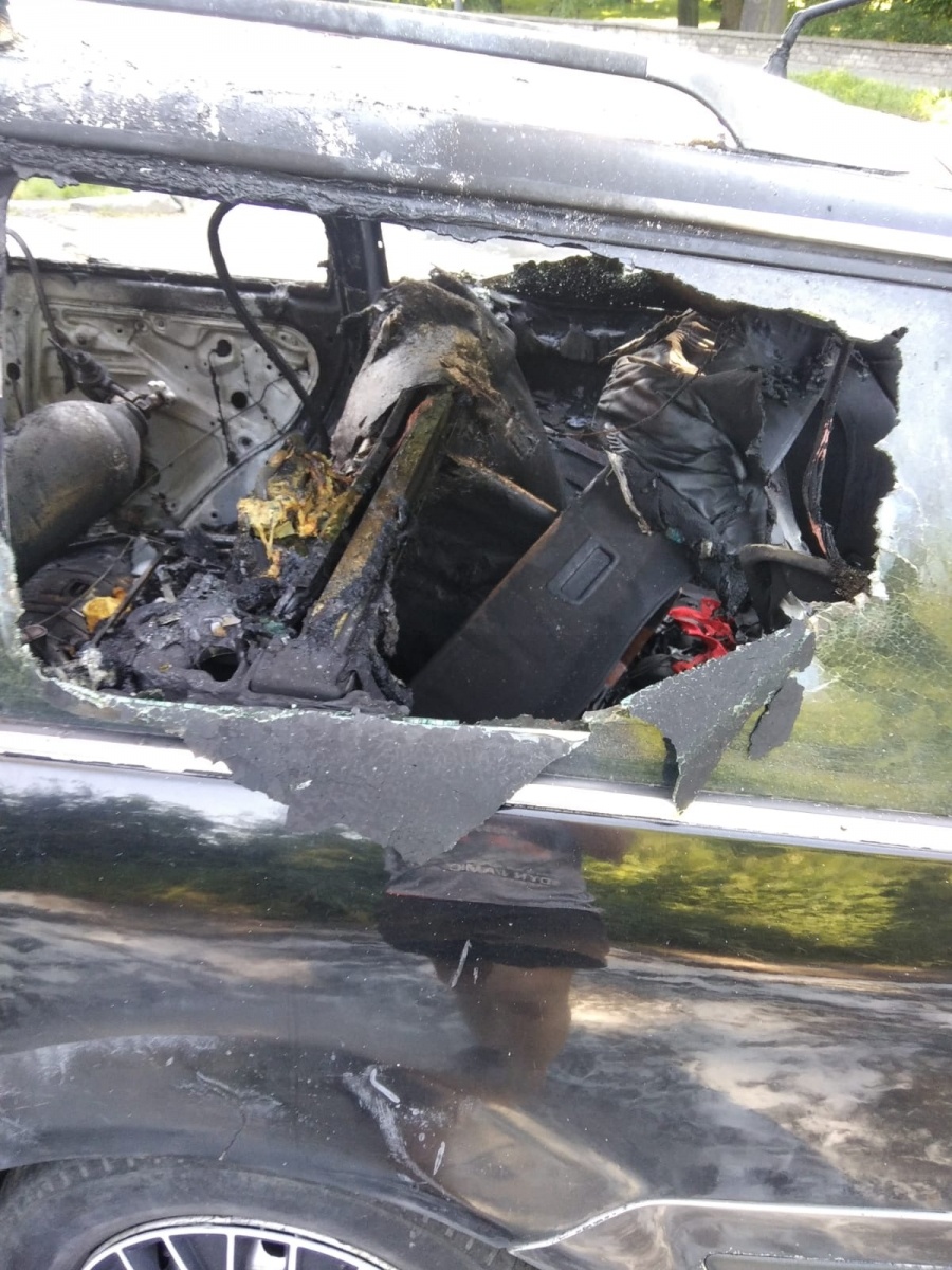 Zdjęcie w galerii na portalu naszraciborz.pl: Volkswagen Passat stanął w płomieniach na Kolejowej [FOTO i WIDEO] wiadomości z regionu