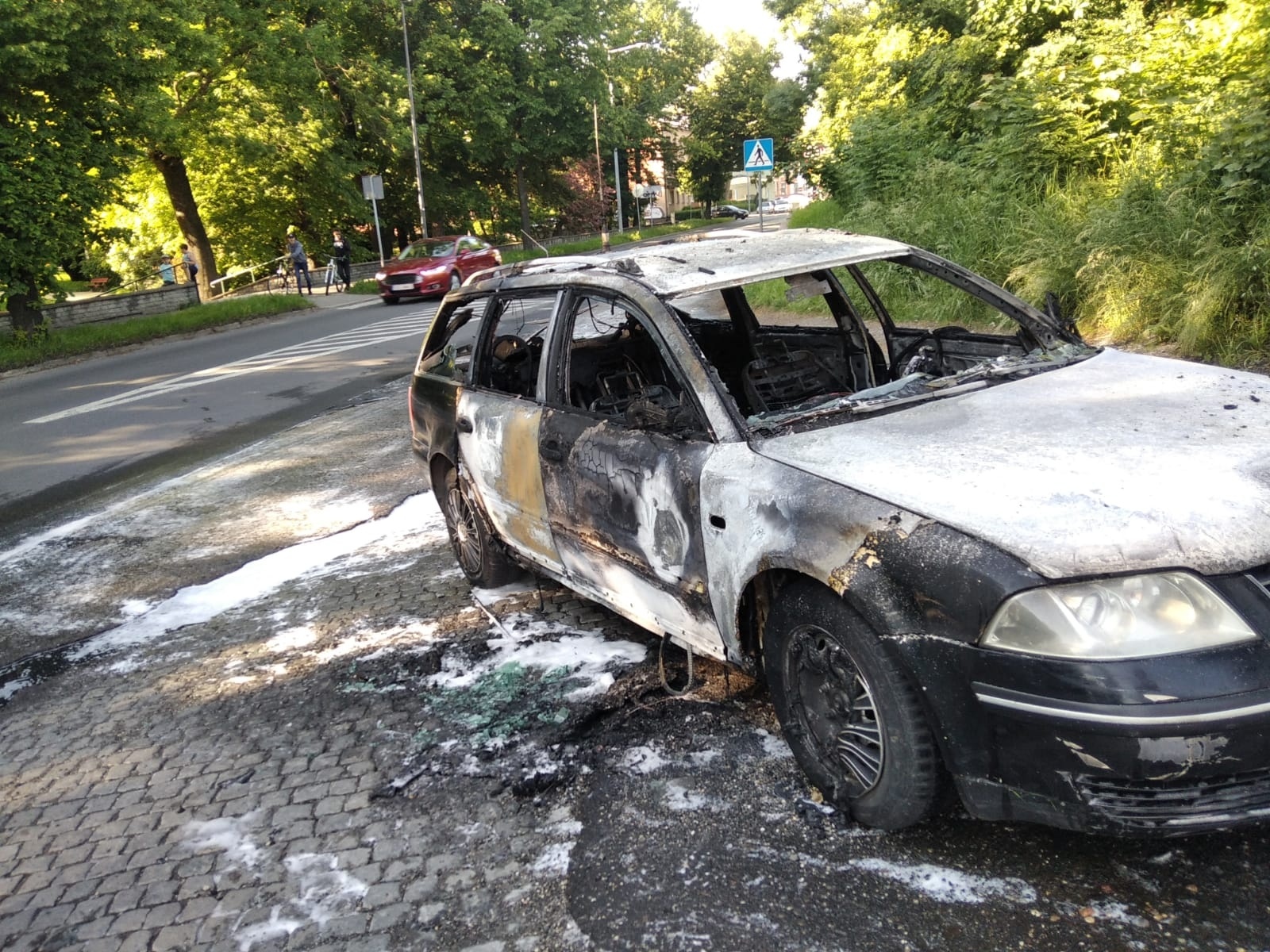 Zdjęcie w galerii na portalu naszraciborz.pl: Volkswagen Passat stanął w płomieniach na Kolejowej [FOTO i WIDEO] wiadomości z regionu