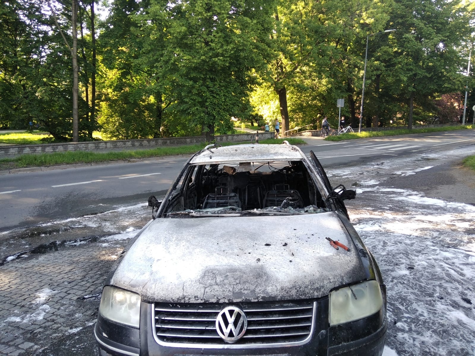 Zdjęcie w galerii na portalu naszraciborz.pl: Volkswagen Passat stanął w płomieniach na Kolejowej [FOTO i WIDEO] wiadomości z regionu