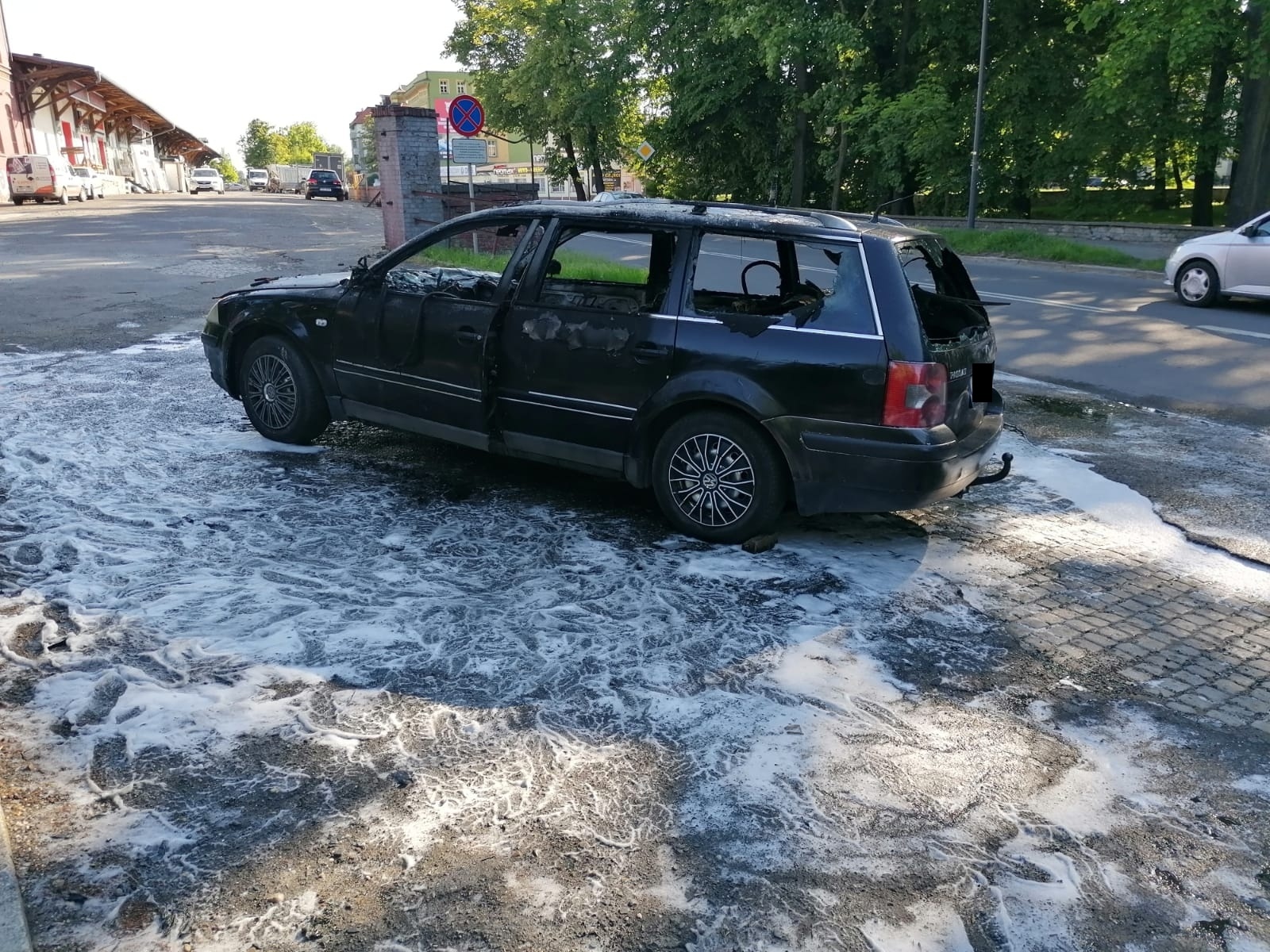Zdjęcie w galerii na portalu naszraciborz.pl: Volkswagen Passat stanął w płomieniach na Kolejowej [FOTO i WIDEO] wiadomości z regionu