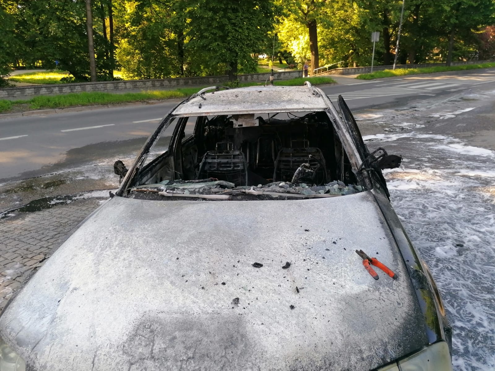 Zdjęcie w galerii na portalu naszraciborz.pl: Volkswagen Passat stanął w płomieniach na Kolejowej [FOTO i WIDEO] wiadomości z regionu