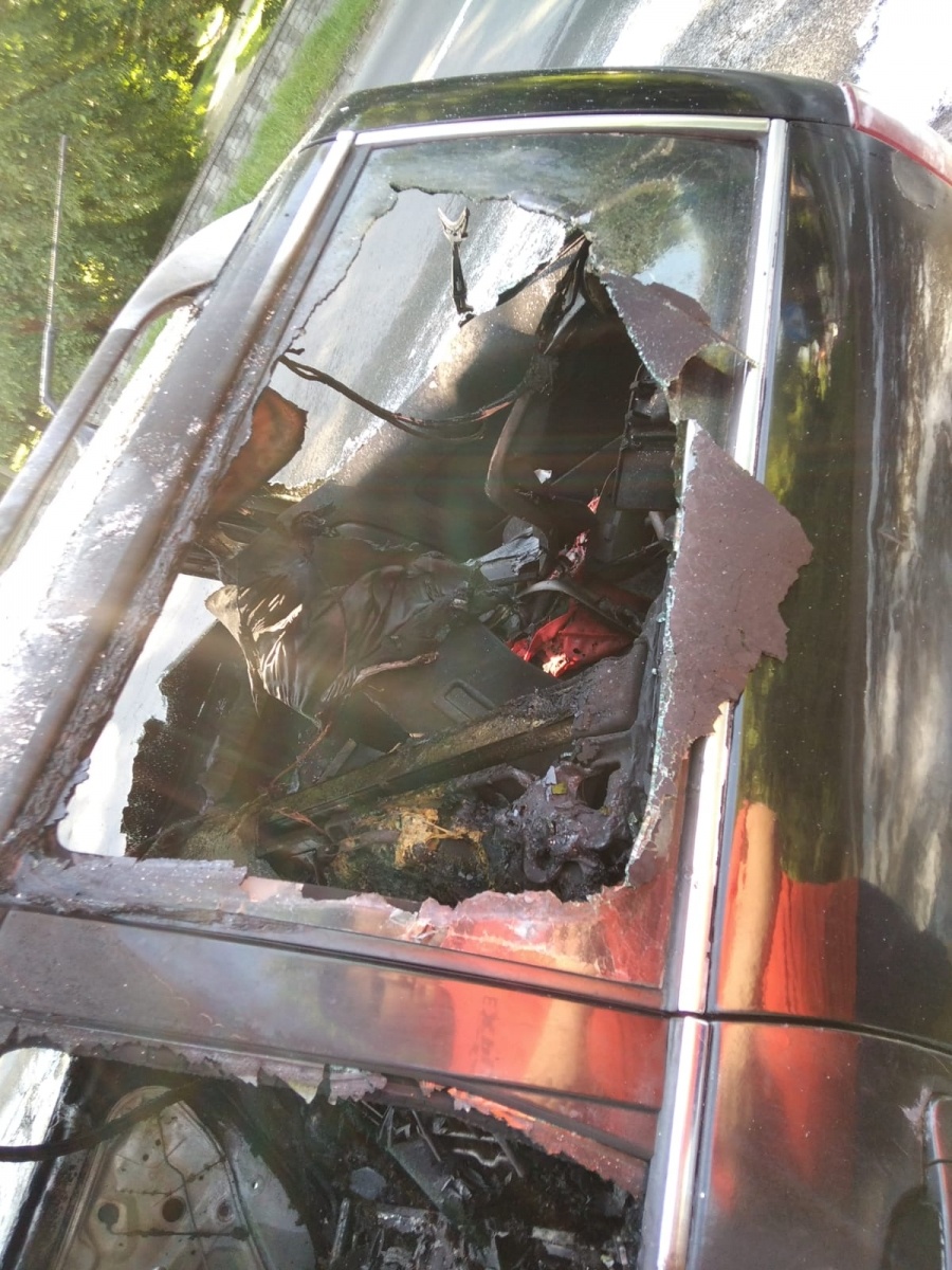 Zdjęcie w galerii na portalu naszraciborz.pl: Volkswagen Passat stanął w płomieniach na Kolejowej [FOTO i WIDEO] wiadomości z regionu