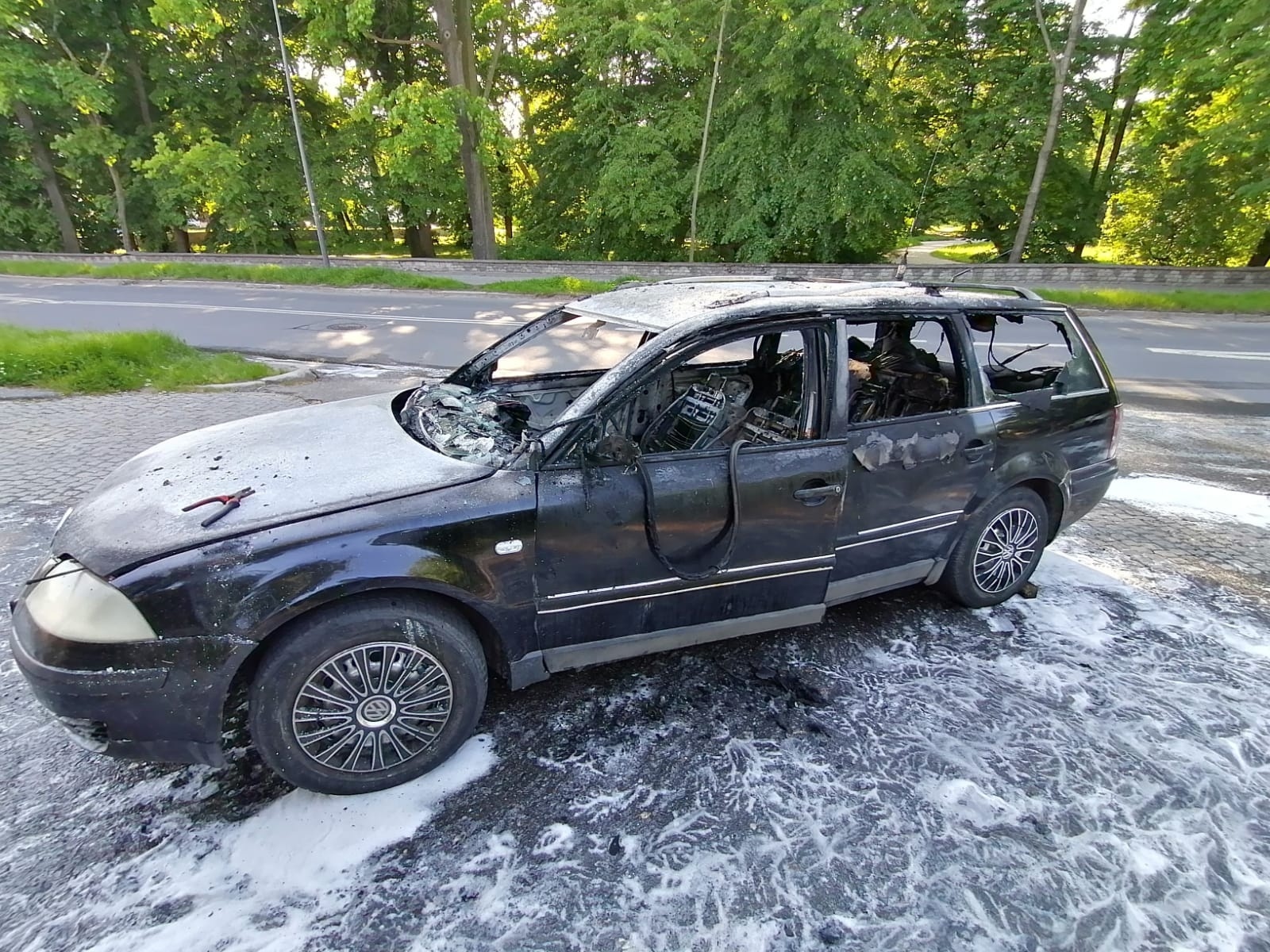Zdjęcie w galerii na portalu naszraciborz.pl: Volkswagen Passat stanął w płomieniach na Kolejowej [FOTO i WIDEO] wiadomości z regionu