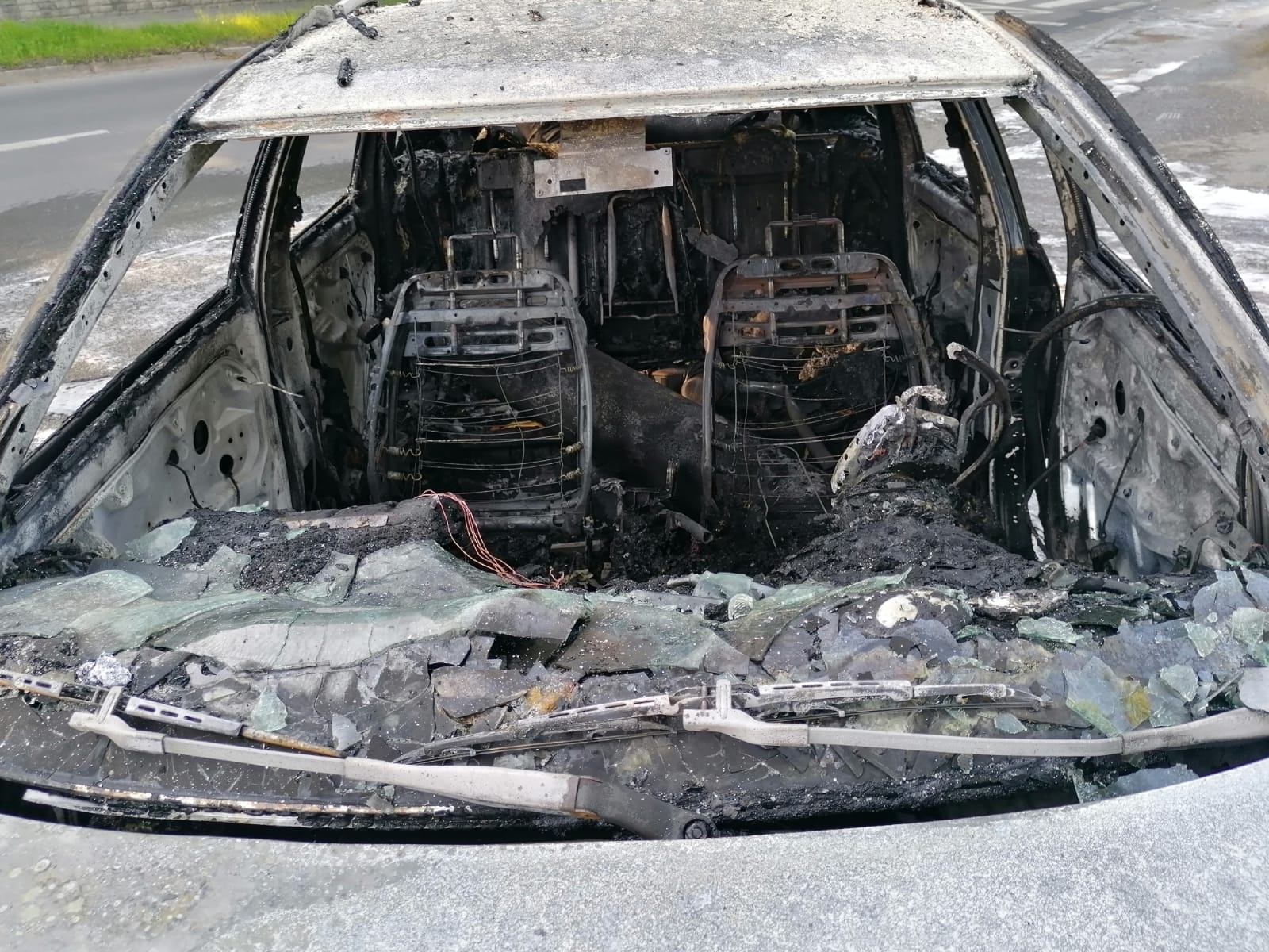 Zdjęcie w galerii na portalu naszraciborz.pl: Volkswagen Passat stanął w płomieniach na Kolejowej [FOTO i WIDEO] wiadomości z regionu