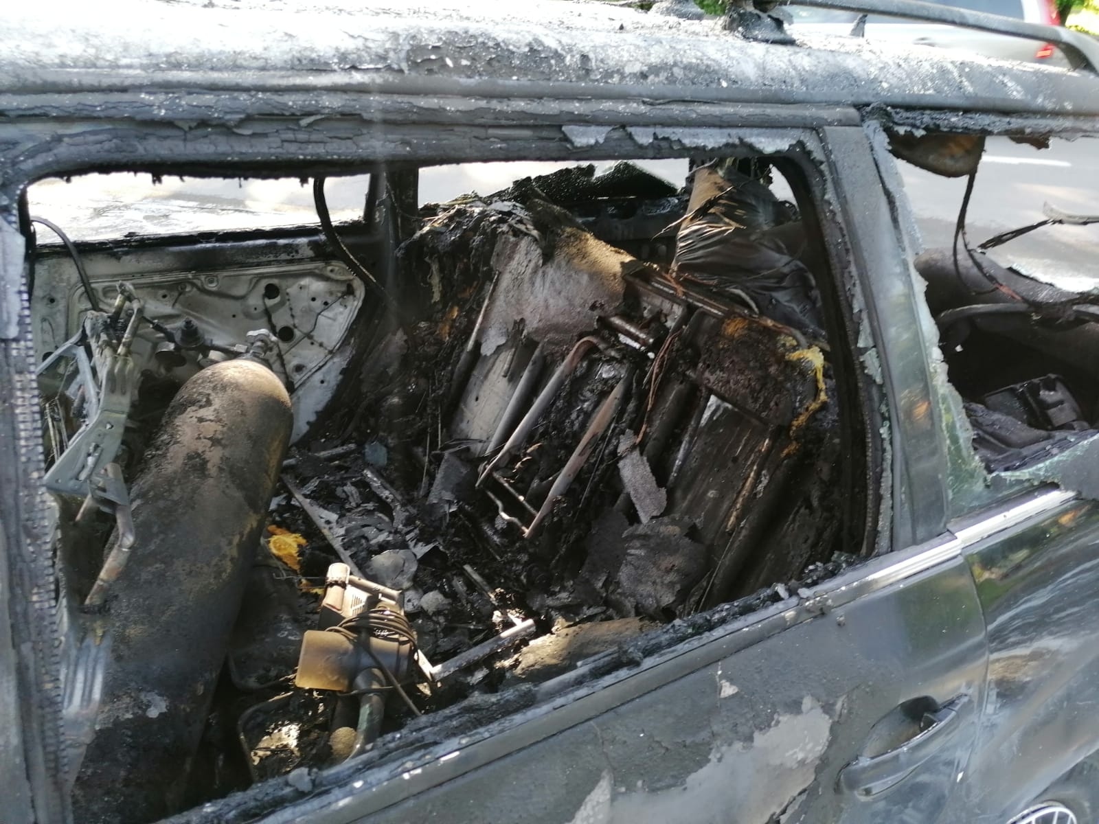 Zdjęcie w galerii na portalu naszraciborz.pl: Volkswagen Passat stanął w płomieniach na Kolejowej [FOTO i WIDEO] wiadomości z regionu