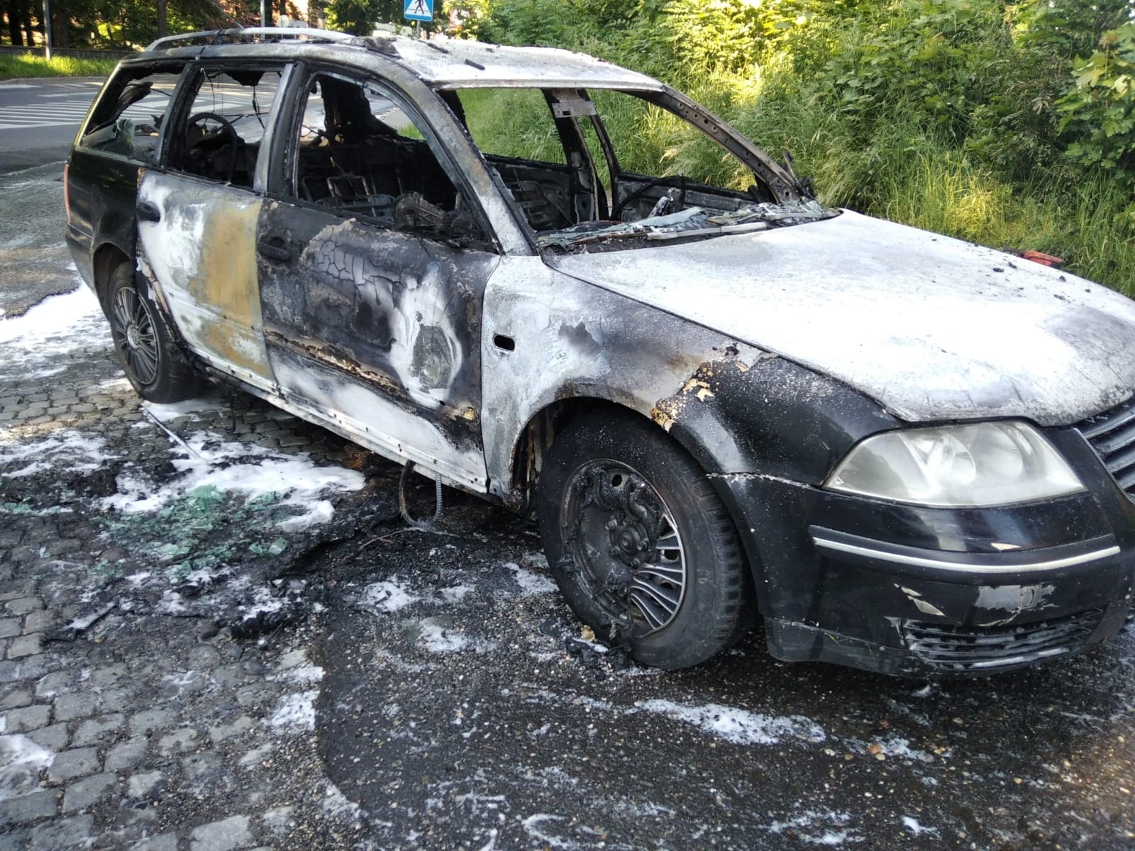 Zdjęcie w galerii na portalu naszraciborz.pl: Volkswagen Passat stanął w płomieniach na Kolejowej [FOTO i WIDEO] wiadomości z regionu