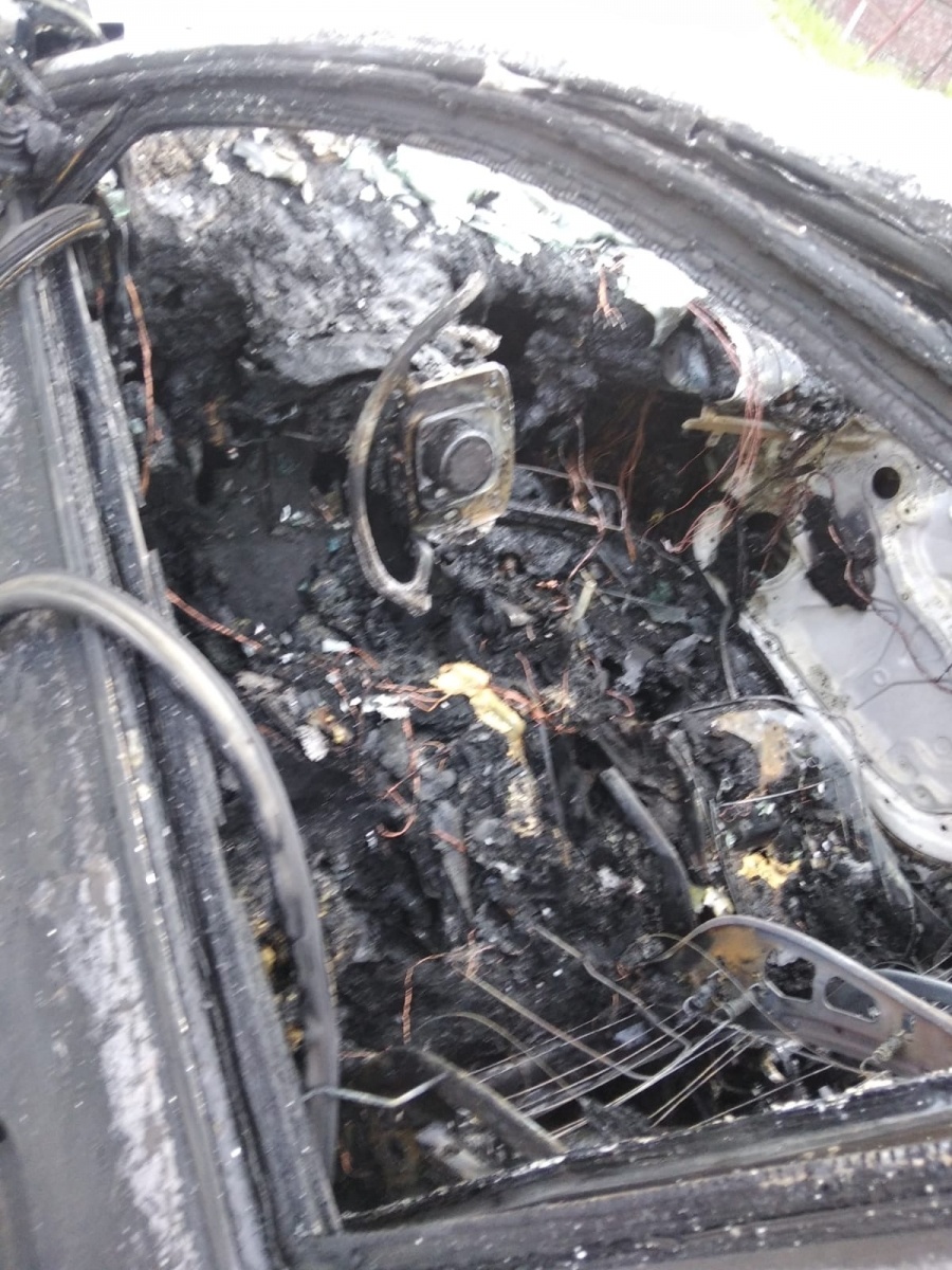 Zdjęcie w galerii na portalu naszraciborz.pl: Volkswagen Passat stanął w płomieniach na Kolejowej [FOTO i WIDEO] wiadomości z regionu