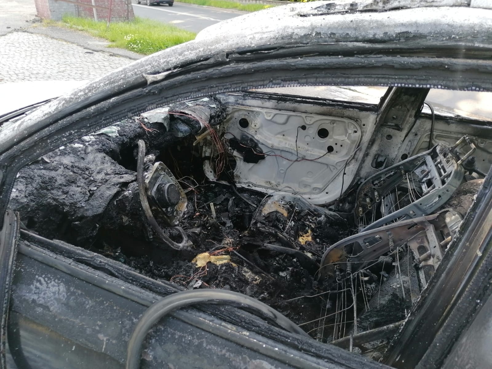 Zdjęcie w galerii na portalu naszraciborz.pl: Volkswagen Passat stanął w płomieniach na Kolejowej [FOTO i WIDEO] wiadomości z regionu