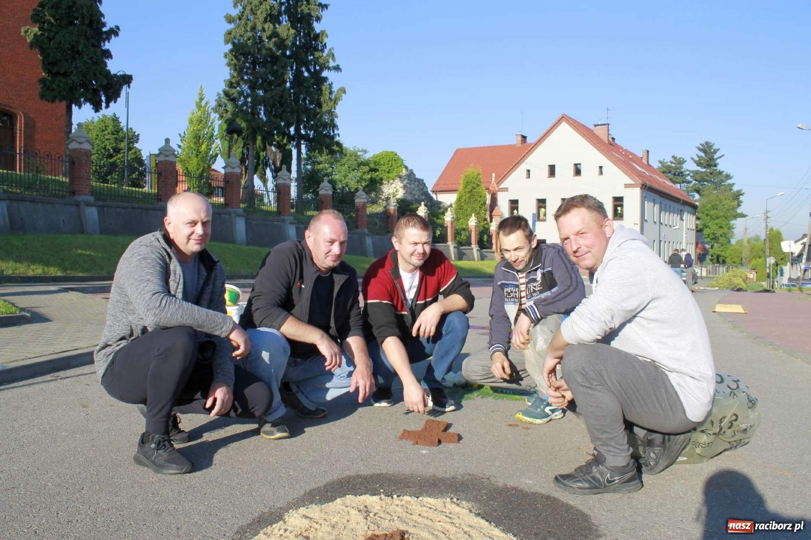 Zdjęcie w galerii na portalu naszraciborz.pl: Boże Ciało. W Brzeziu n. Odrą powstały dzieła sztuki [FOTO] wiadomości z regionu