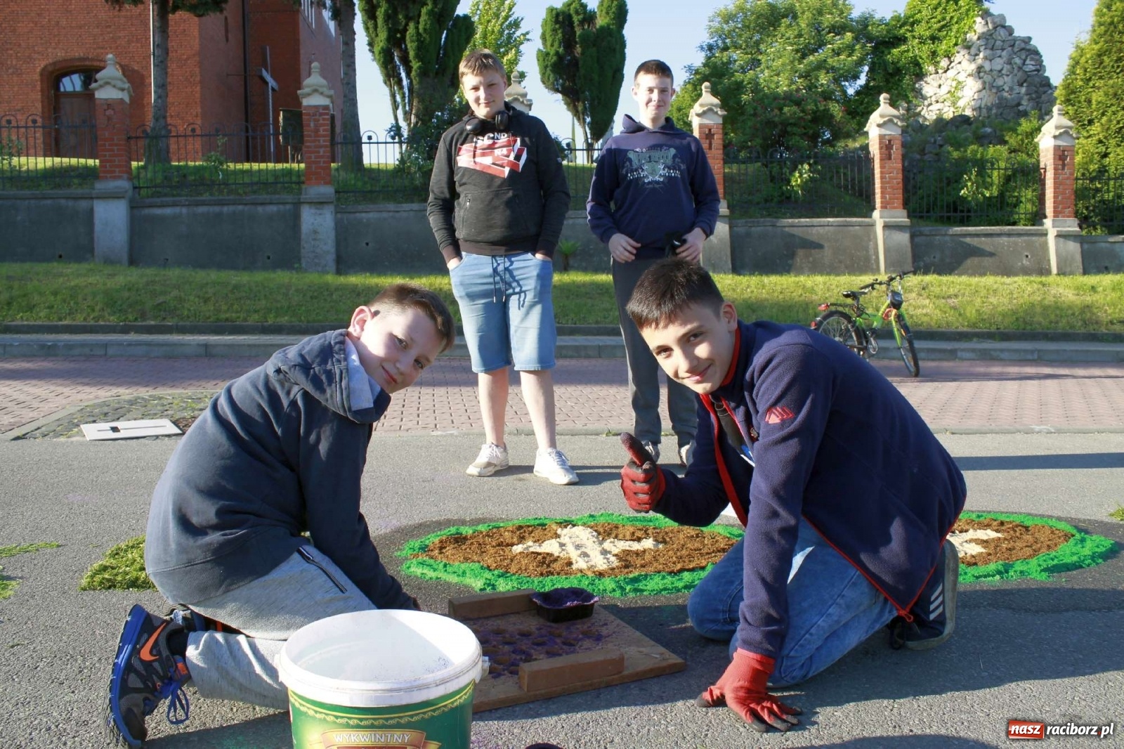Zdjęcie w galerii na portalu naszraciborz.pl: Boże Ciało. W Brzeziu n. Odrą powstały dzieła sztuki [FOTO] wiadomości z regionu