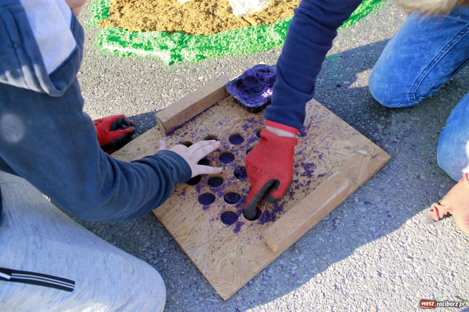 Zdjęcie w galerii na portalu naszraciborz.pl: Boże Ciało. W Brzeziu n. Odrą powstały dzieła sztuki [FOTO] wiadomości z regionu