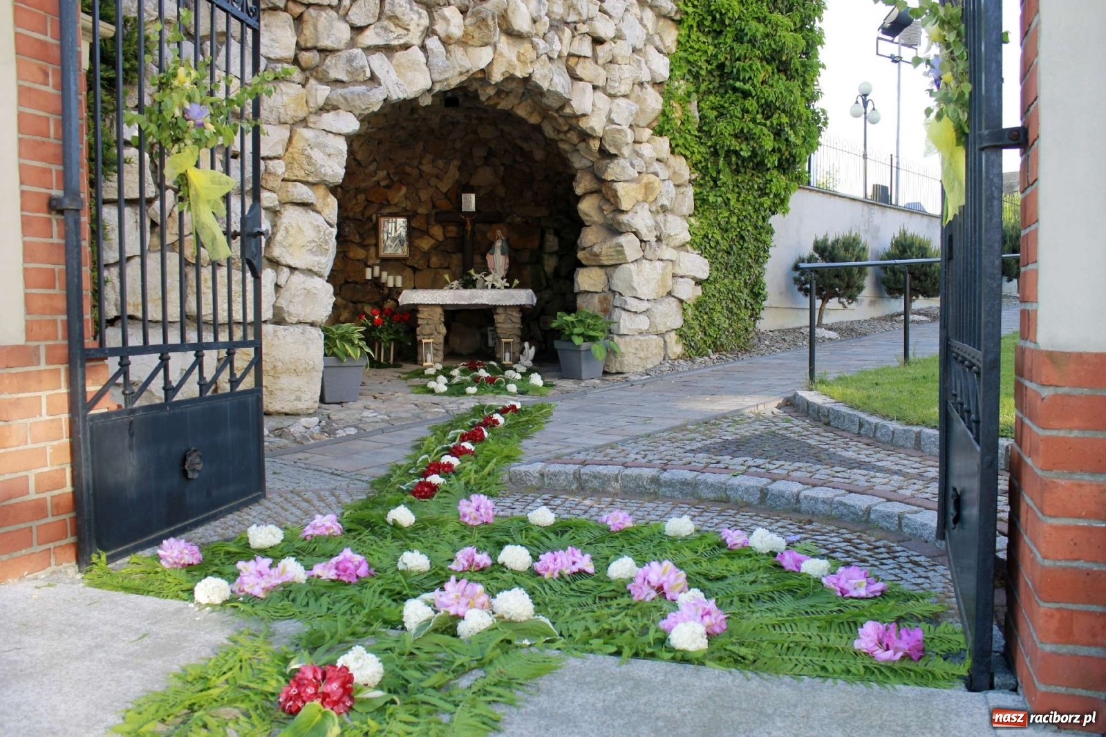 Zdjęcie w galerii na portalu naszraciborz.pl: Boże Ciało. W Brzeziu n. Odrą powstały dzieła sztuki [FOTO] wiadomości z regionu