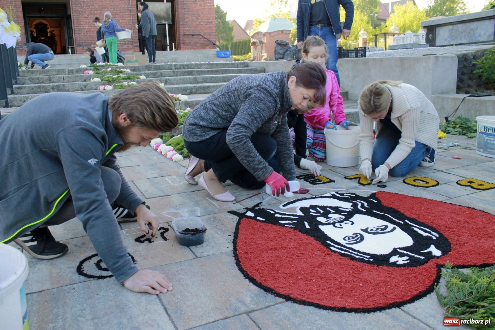 Zdjęcie w galerii na portalu naszraciborz.pl: Boże Ciało. W Brzeziu n. Odrą powstały dzieła sztuki [FOTO] wiadomości z regionu