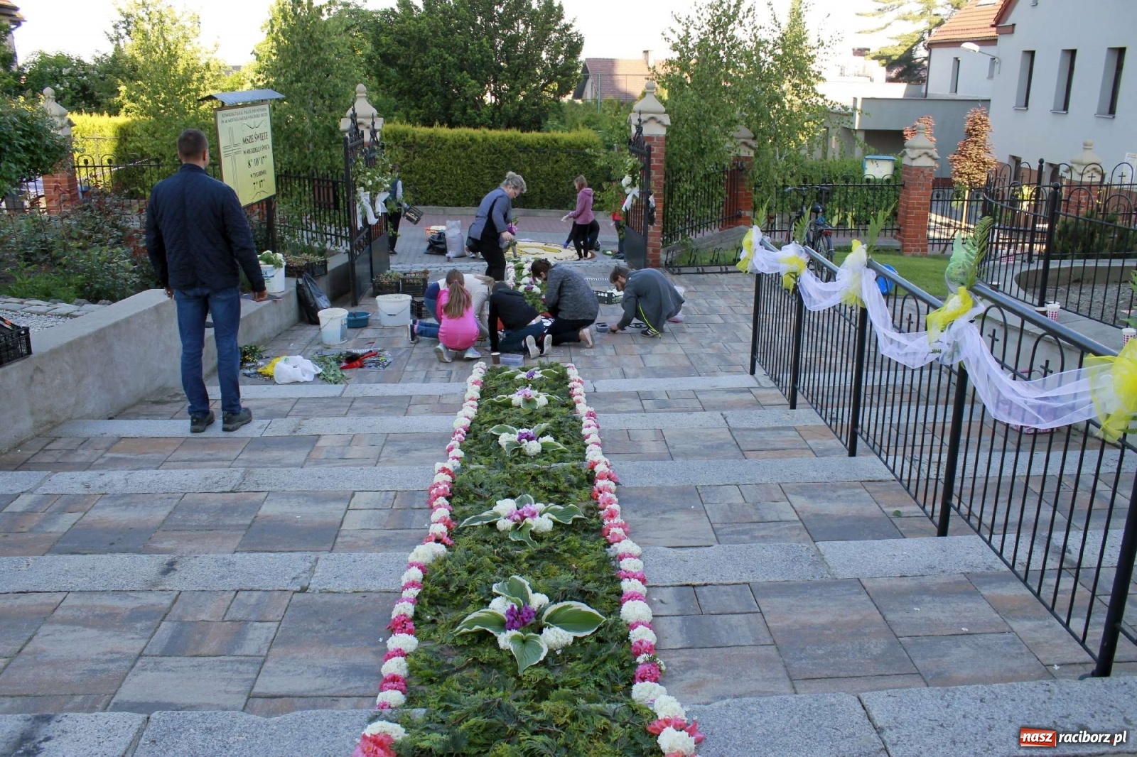 Zdjęcie w galerii na portalu naszraciborz.pl: Boże Ciało. W Brzeziu n. Odrą powstały dzieła sztuki [FOTO] wiadomości z regionu