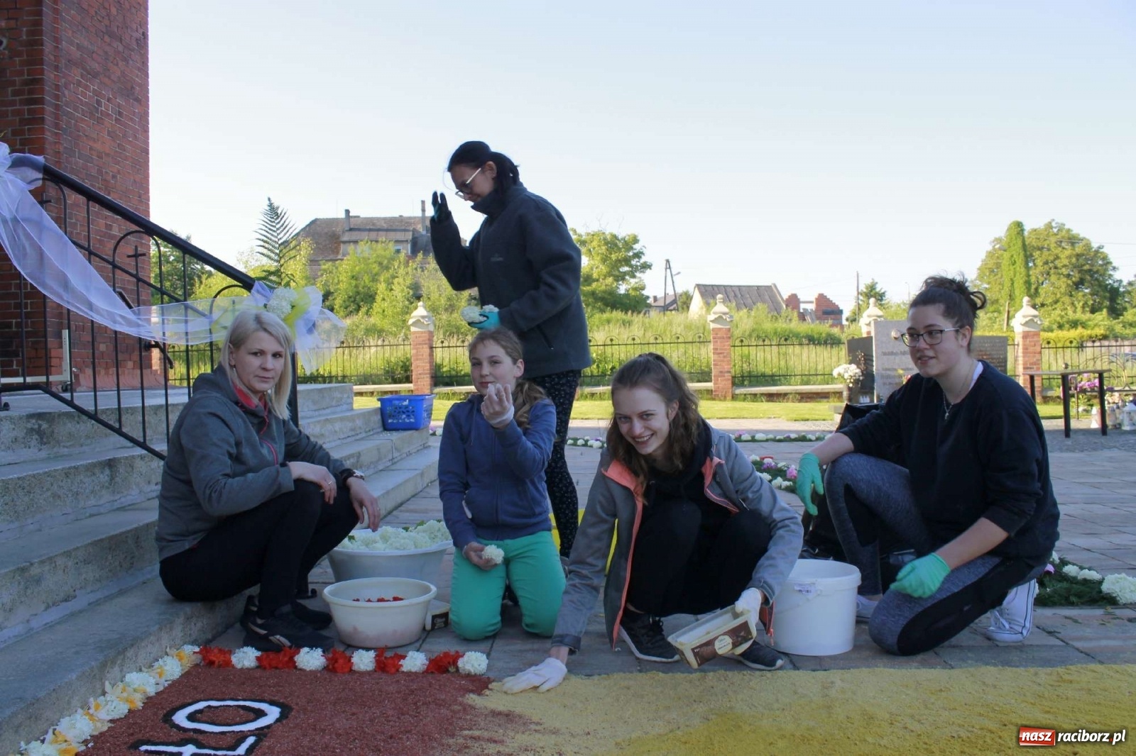 Zdjęcie w galerii na portalu naszraciborz.pl: Boże Ciało. W Brzeziu n. Odrą powstały dzieła sztuki [FOTO] wiadomości z regionu