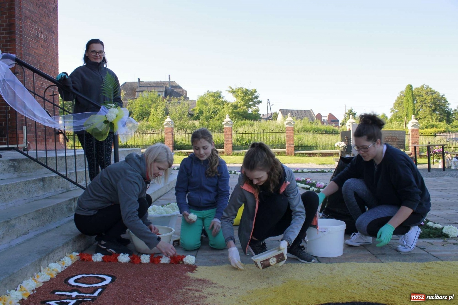 Zdjęcie w galerii na portalu naszraciborz.pl: Boże Ciało. W Brzeziu n. Odrą powstały dzieła sztuki [FOTO] wiadomości z regionu