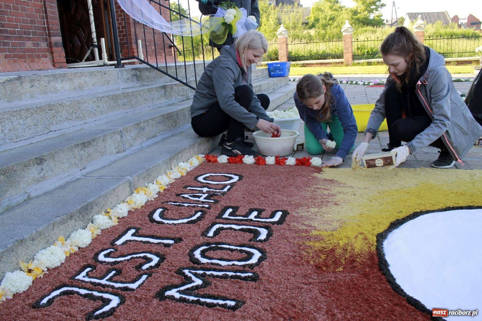 Zdjęcie w galerii na portalu naszraciborz.pl: Boże Ciało. W Brzeziu n. Odrą powstały dzieła sztuki [FOTO] wiadomości z regionu