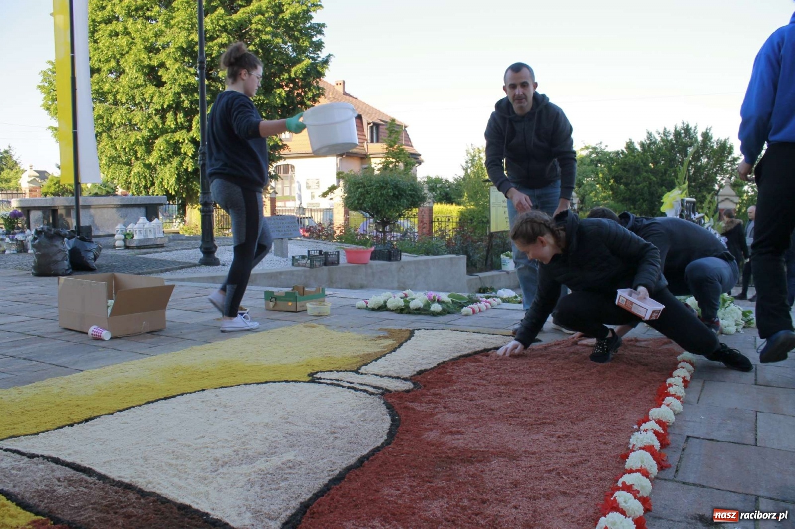 Zdjęcie w galerii na portalu naszraciborz.pl: Boże Ciało. W Brzeziu n. Odrą powstały dzieła sztuki [FOTO] wiadomości z regionu