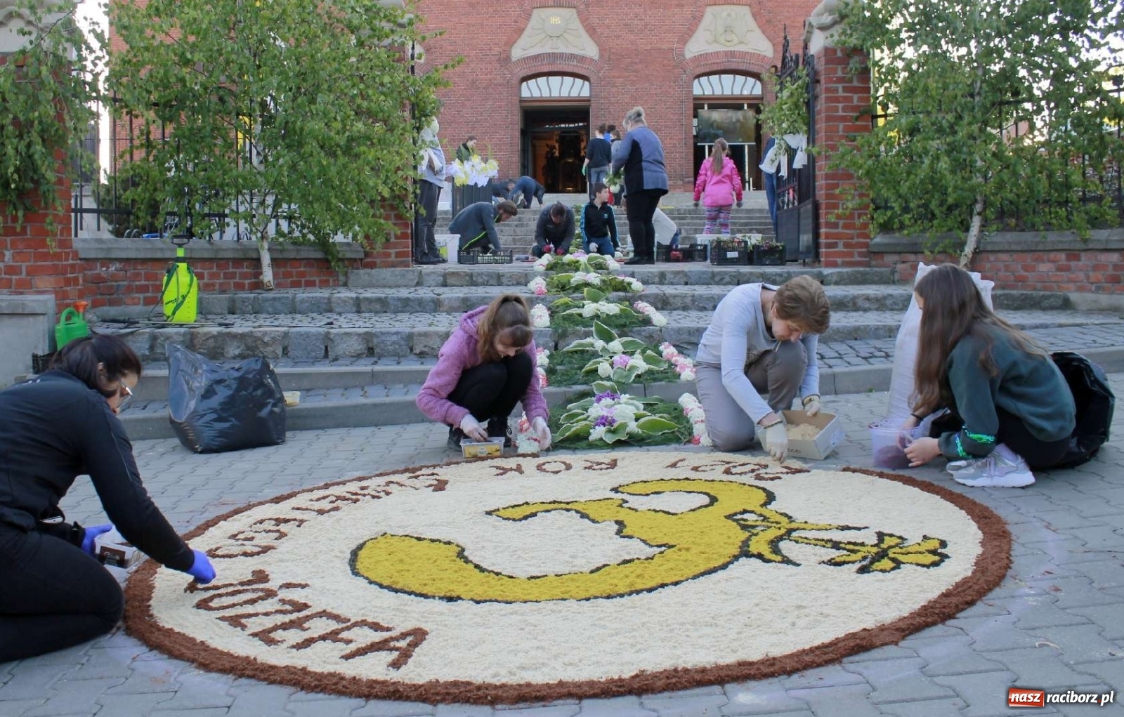 Zdjęcie w galerii na portalu naszraciborz.pl: Boże Ciało. W Brzeziu n. Odrą powstały dzieła sztuki [FOTO] wiadomości z regionu