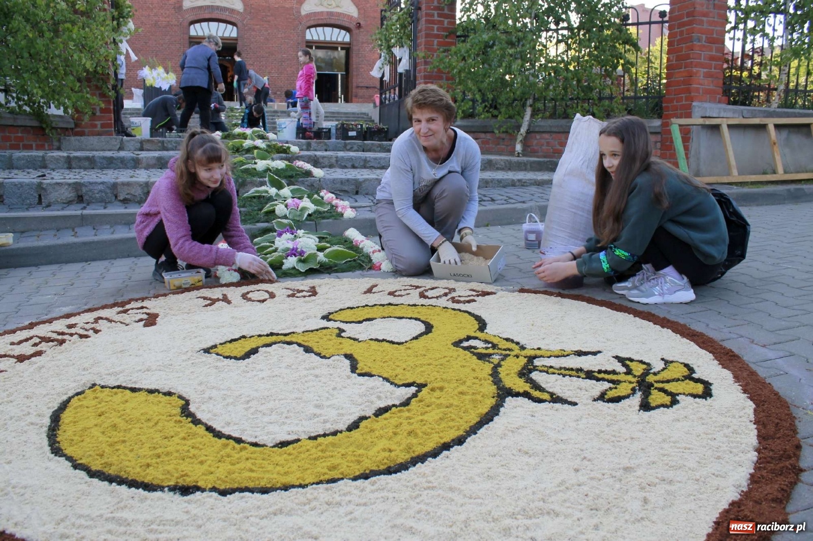 Zdjęcie w galerii na portalu naszraciborz.pl: Boże Ciało. W Brzeziu n. Odrą powstały dzieła sztuki [FOTO] wiadomości z regionu