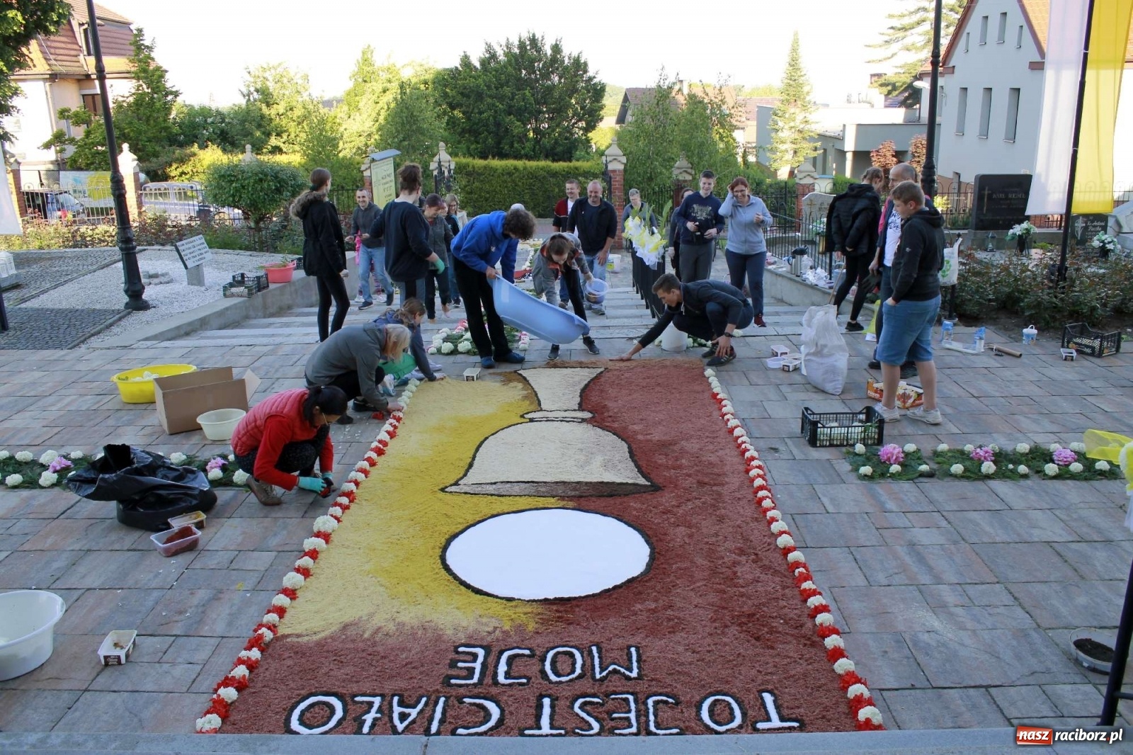 Zdjęcie w galerii na portalu naszraciborz.pl: Boże Ciało. W Brzeziu n. Odrą powstały dzieła sztuki [FOTO] wiadomości z regionu