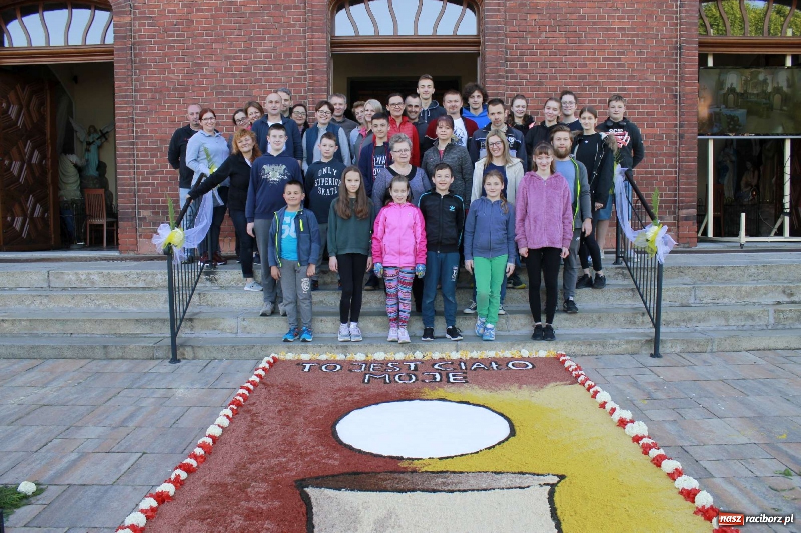 Zdjęcie w galerii na portalu naszraciborz.pl: Boże Ciało. W Brzeziu n. Odrą powstały dzieła sztuki [FOTO] wiadomości z regionu