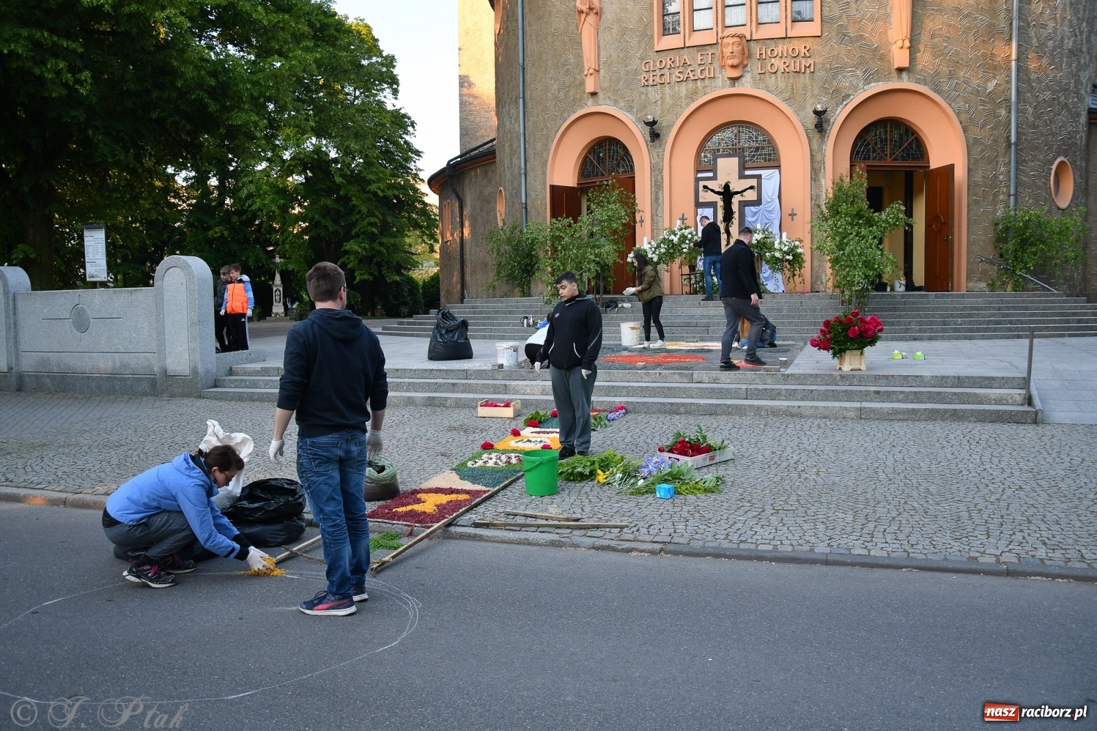 Zdjęcie w galerii na portalu naszraciborz.pl: W Sercu i Matce Bożej strojenie na Boże Ciało połączyło pokolenia wiadomości z regionu