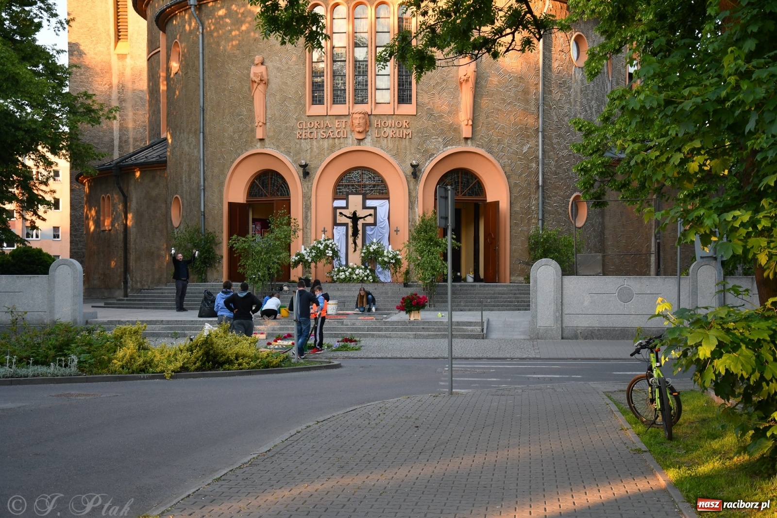 Zdjęcie w galerii na portalu naszraciborz.pl: W Sercu i Matce Bożej strojenie na Boże Ciało połączyło pokolenia wiadomości z regionu