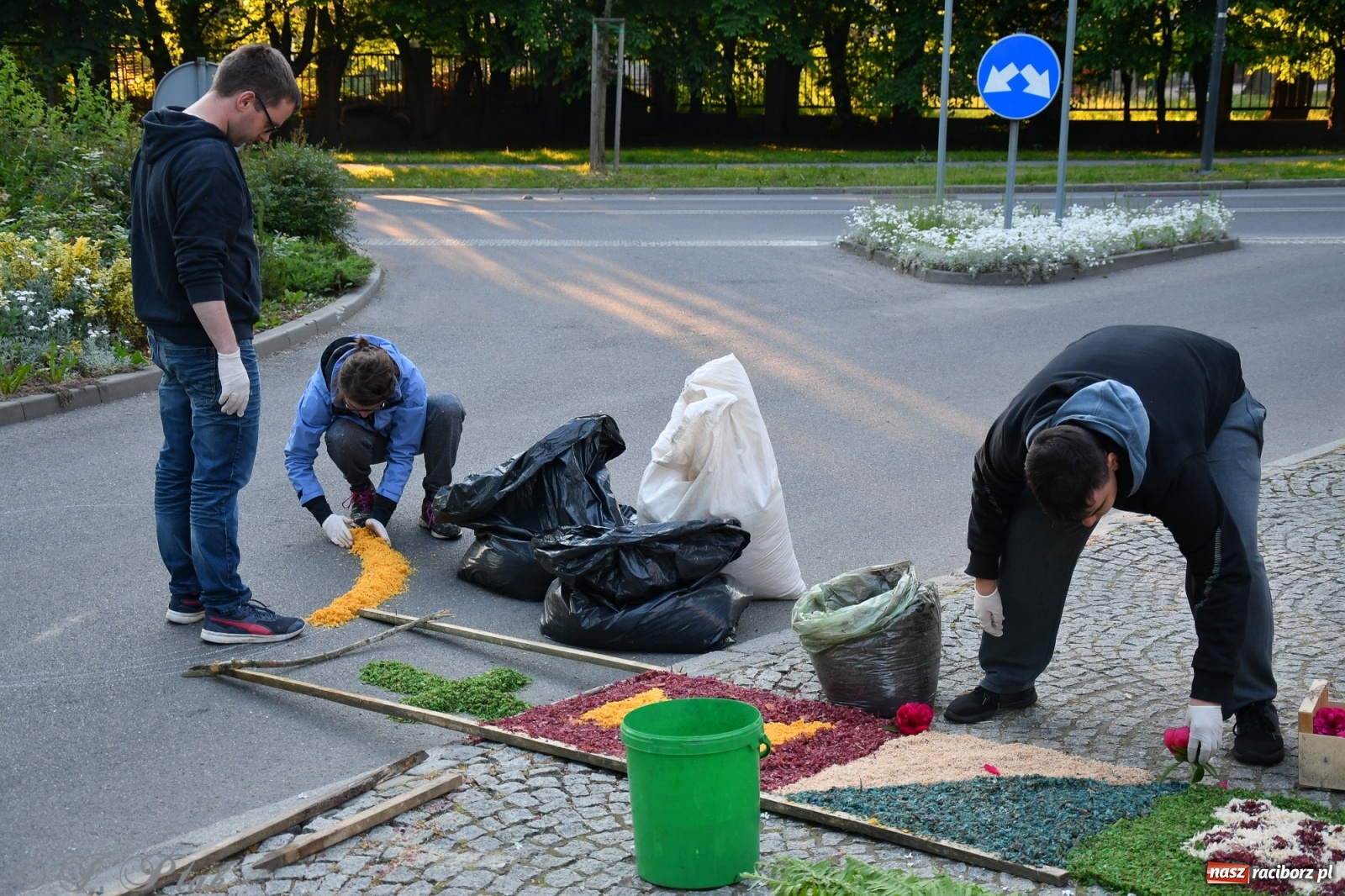 Zdjęcie w galerii na portalu naszraciborz.pl: W Sercu i Matce Bożej strojenie na Boże Ciało połączyło pokolenia wiadomości z regionu