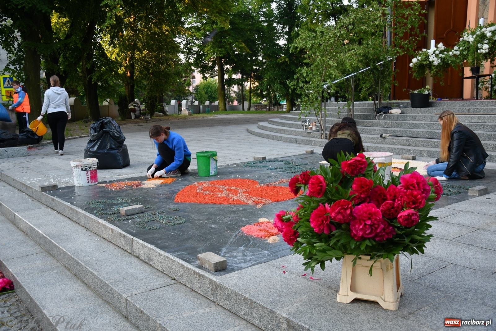 Zdjęcie w galerii na portalu naszraciborz.pl: W Sercu i Matce Bożej strojenie na Boże Ciało połączyło pokolenia wiadomości z regionu