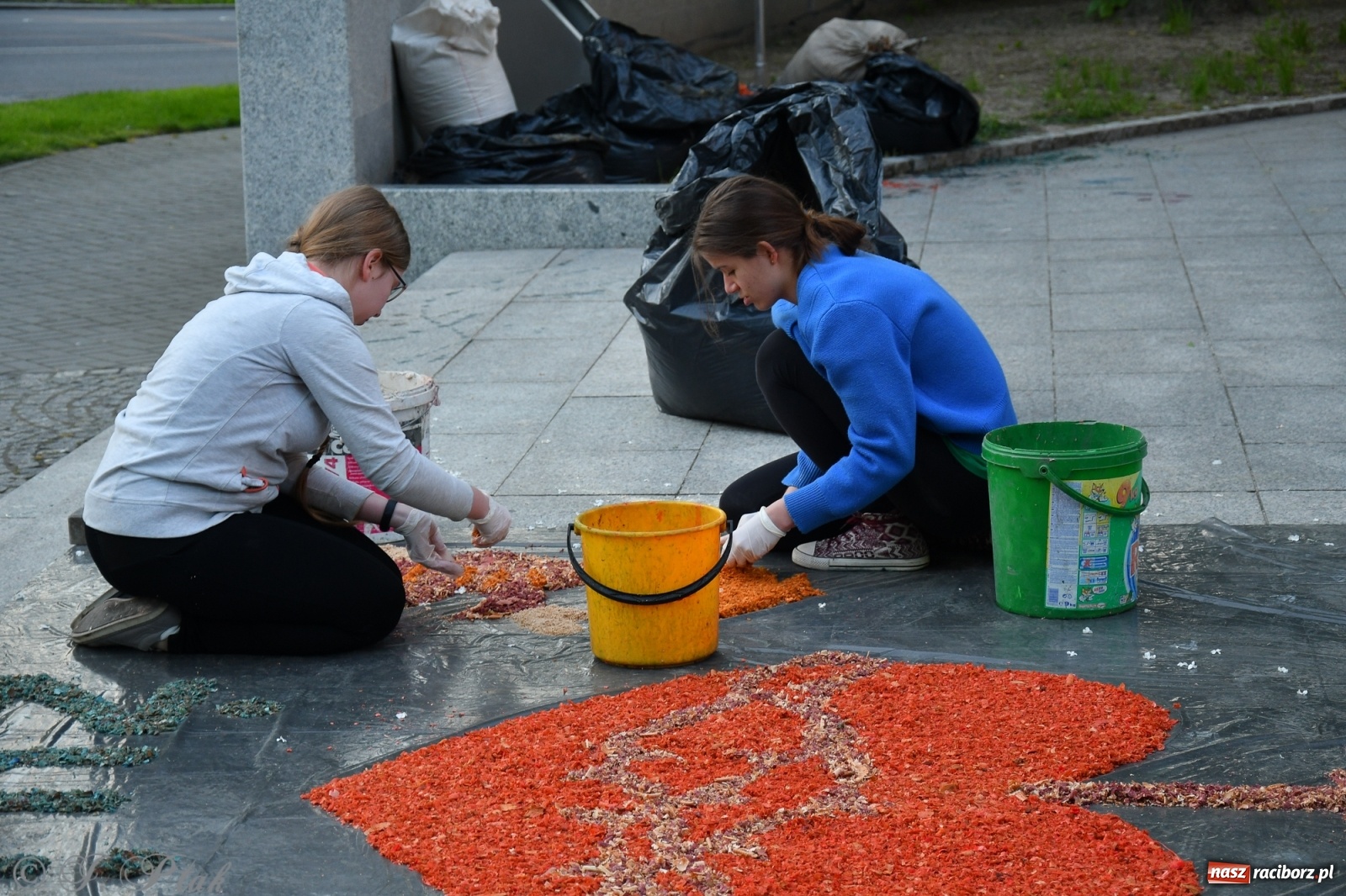 Zdjęcie w galerii na portalu naszraciborz.pl: W Sercu i Matce Bożej strojenie na Boże Ciało połączyło pokolenia wiadomości z regionu