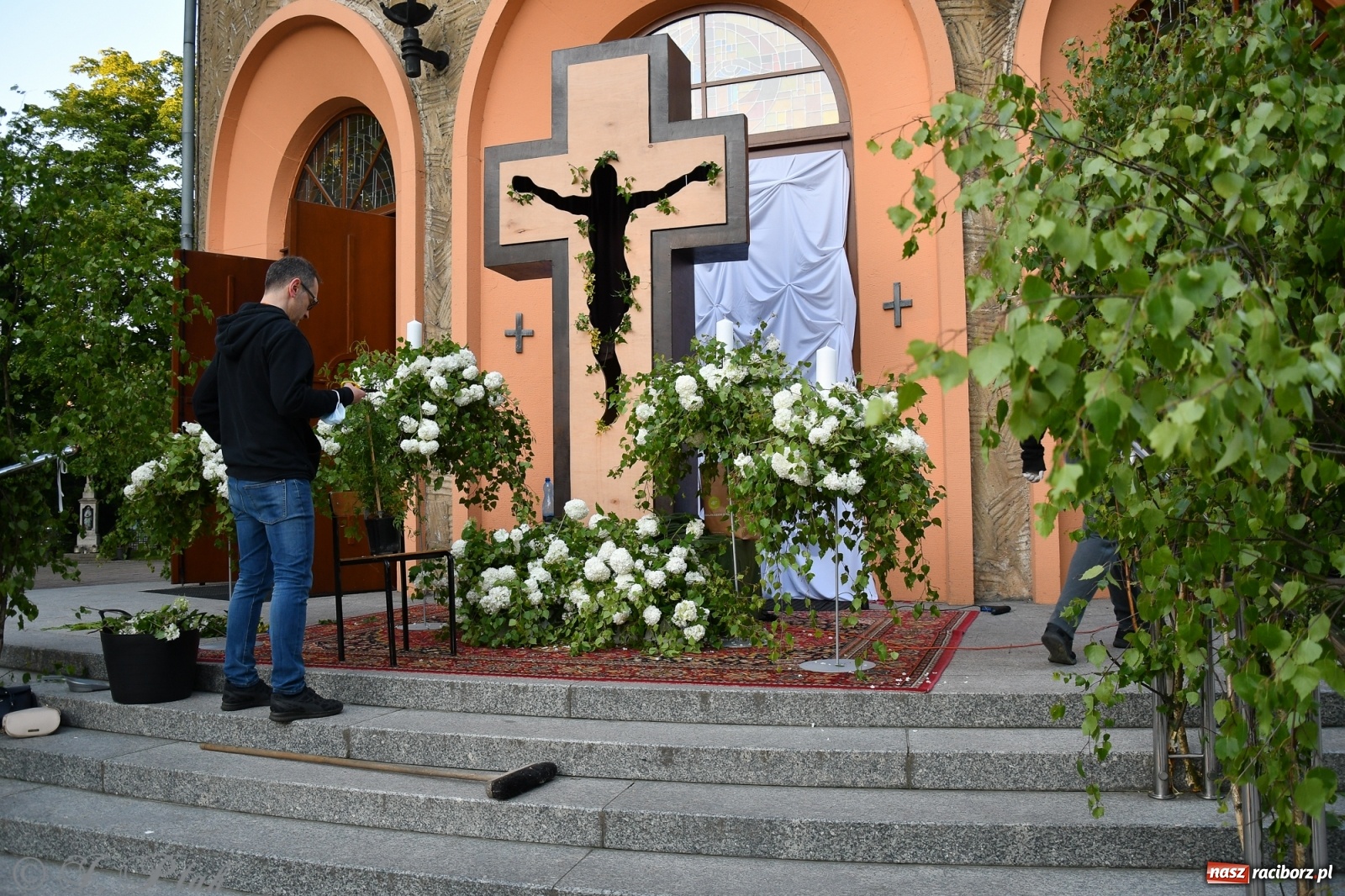 Zdjęcie w galerii na portalu naszraciborz.pl: W Sercu i Matce Bożej strojenie na Boże Ciało połączyło pokolenia wiadomości z regionu