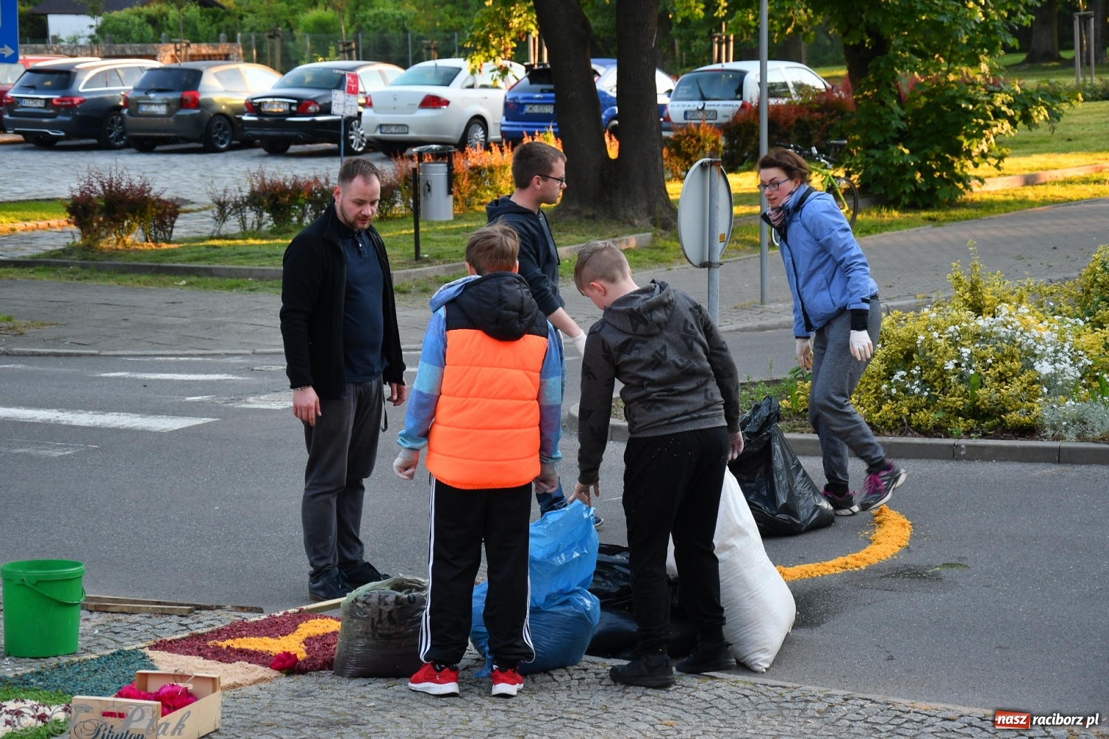 Zdjęcie w galerii na portalu naszraciborz.pl: W Sercu i Matce Bożej strojenie na Boże Ciało połączyło pokolenia wiadomości z regionu