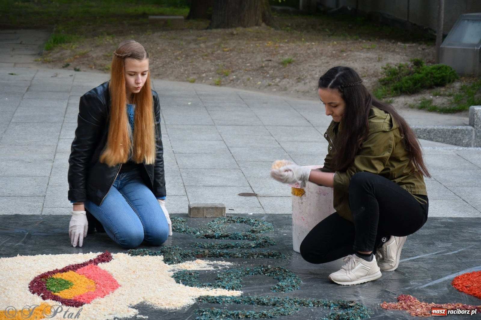 Zdjęcie w galerii na portalu naszraciborz.pl: W Sercu i Matce Bożej strojenie na Boże Ciało połączyło pokolenia wiadomości z regionu