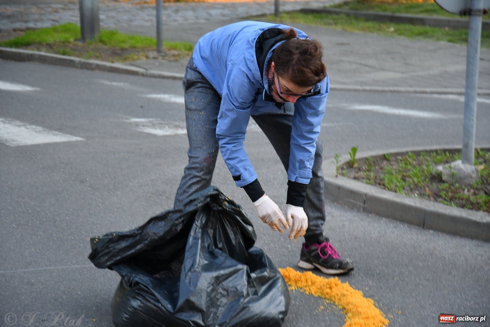 Zdjęcie w galerii na portalu naszraciborz.pl: W Sercu i Matce Bożej strojenie na Boże Ciało połączyło pokolenia wiadomości z regionu