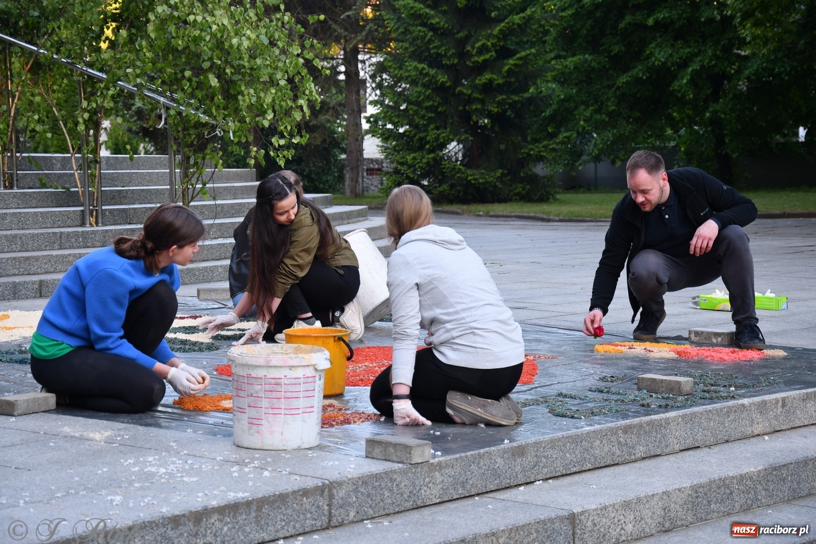Zdjęcie w galerii na portalu naszraciborz.pl: W Sercu i Matce Bożej strojenie na Boże Ciało połączyło pokolenia wiadomości z regionu