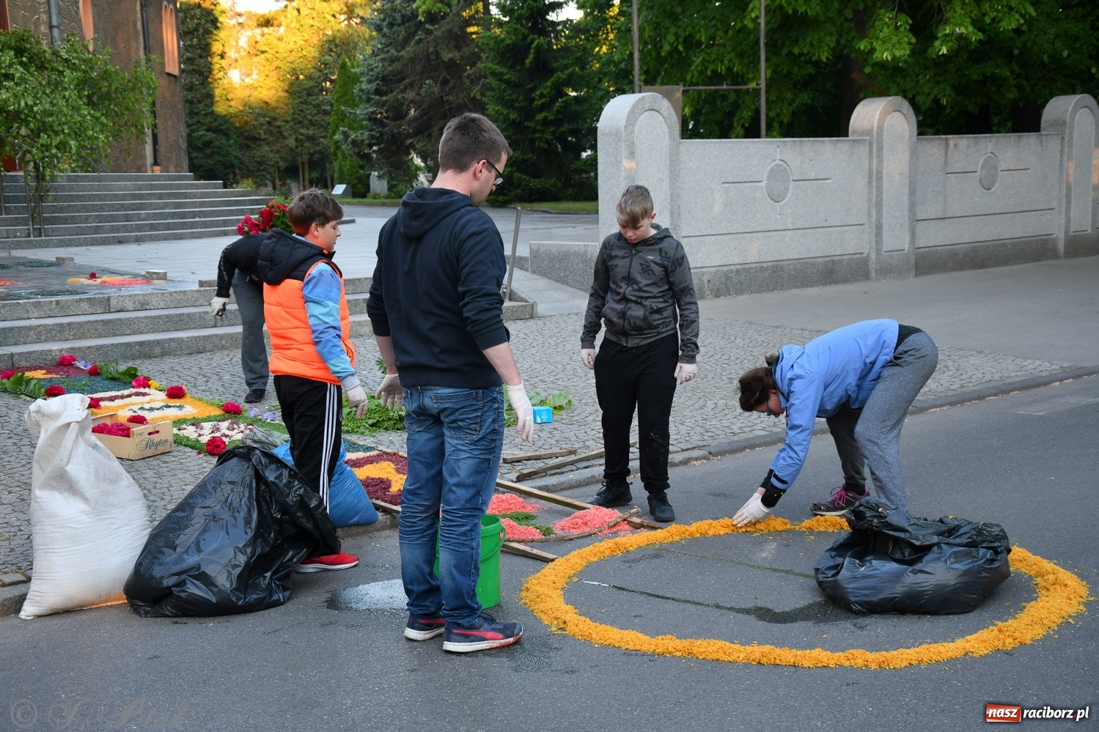 Zdjęcie w galerii na portalu naszraciborz.pl: W Sercu i Matce Bożej strojenie na Boże Ciało połączyło pokolenia wiadomości z regionu