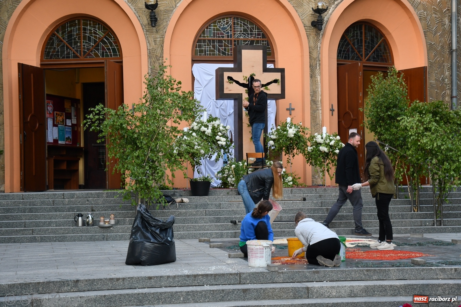 Zdjęcie w galerii na portalu naszraciborz.pl: W Sercu i Matce Bożej strojenie na Boże Ciało połączyło pokolenia wiadomości z regionu